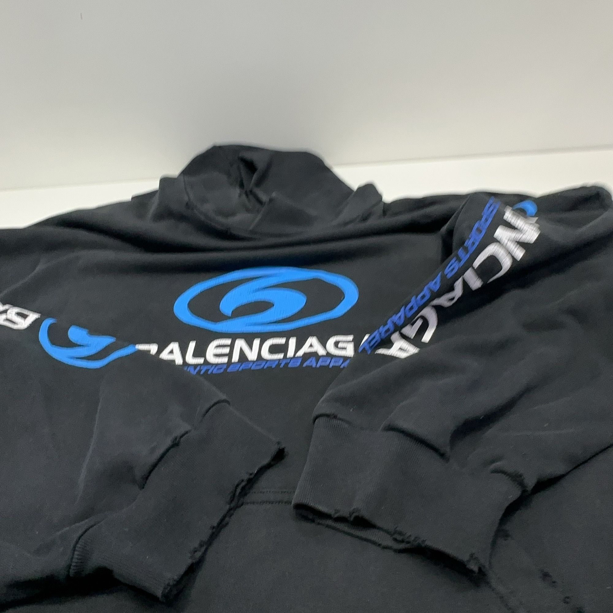 Balenciaga Balenciaga Logo Print Hoodie Size XL Size US XL / EU 56 / 4 - 14 Thumbnail