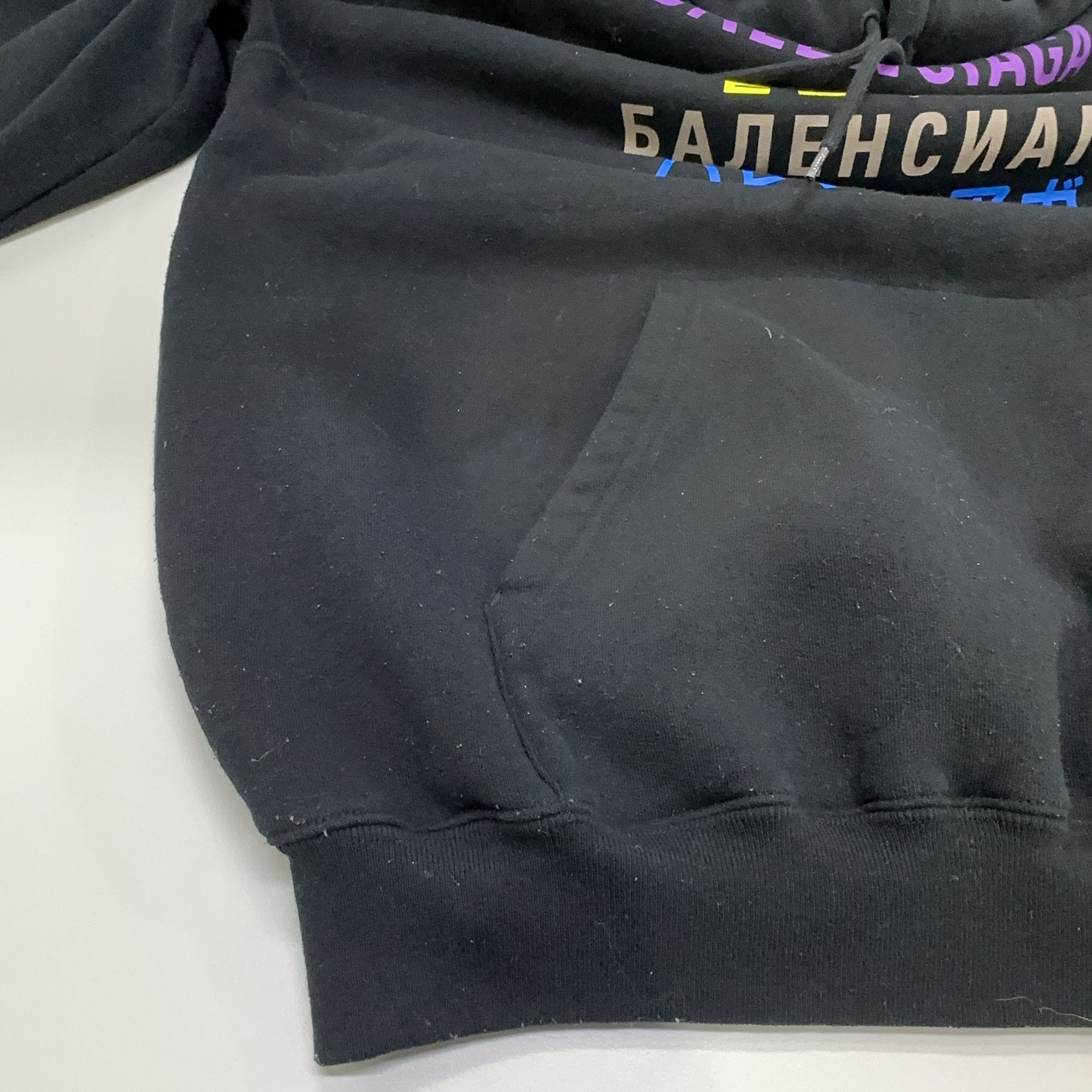 Balenciaga Balenciaga Multi-Language Logo Hoodie Size S Size US S / EU 44-46 / 1 - 11 Thumbnail