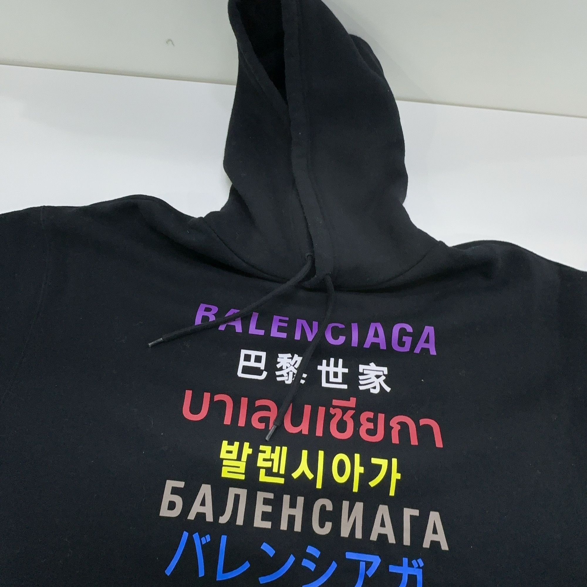 Balenciaga Balenciaga Multi-Language Logo Hoodie Size S Size US S / EU 44-46 / 1 - 10 Thumbnail