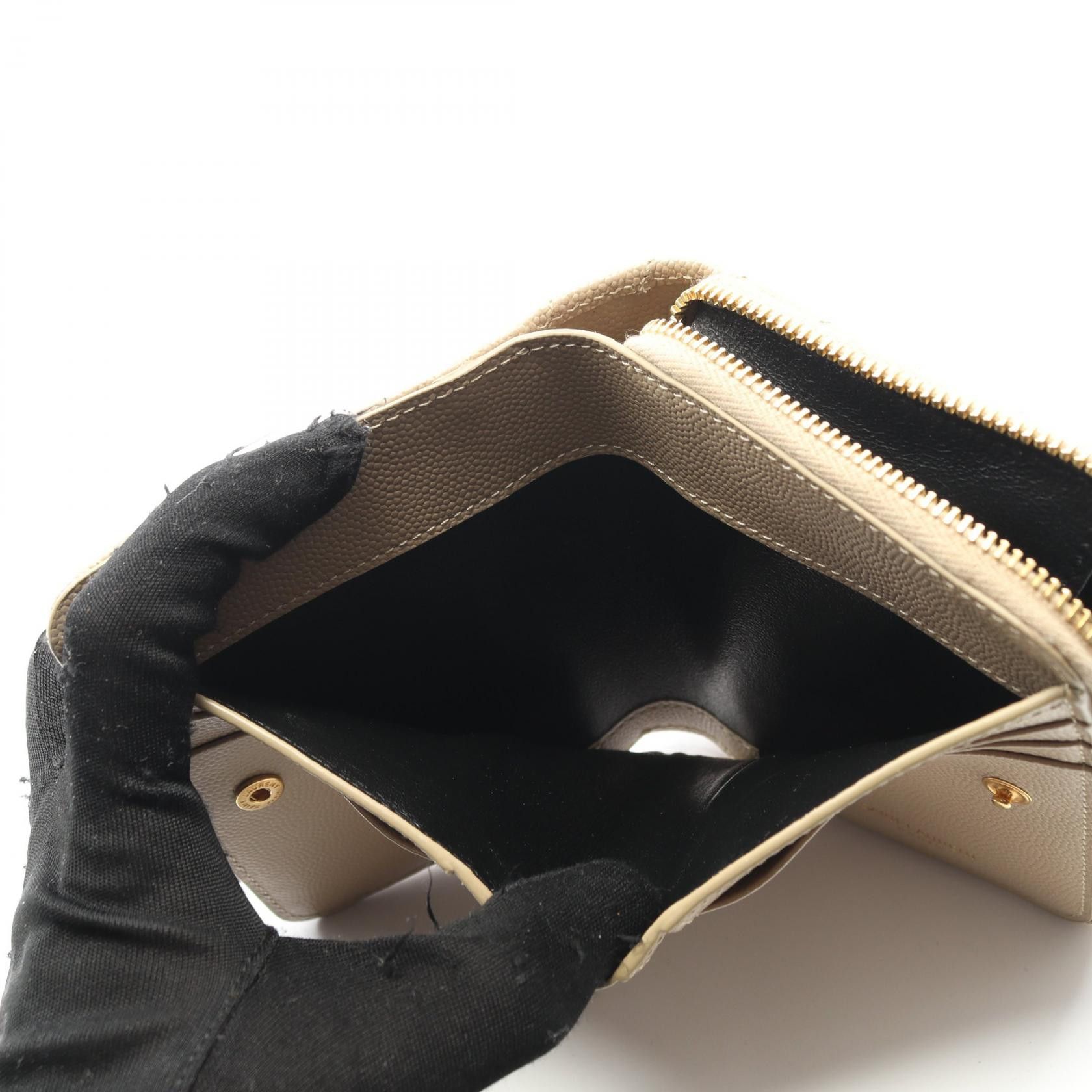 Yves Saint Laurent Yves Saint Laurent Saint Laurent Paris Monogram Wallet Leather Short Wallet 668288BOW012721 DUTY FREE for USA Size ONE SIZE - 9 Thumbnail