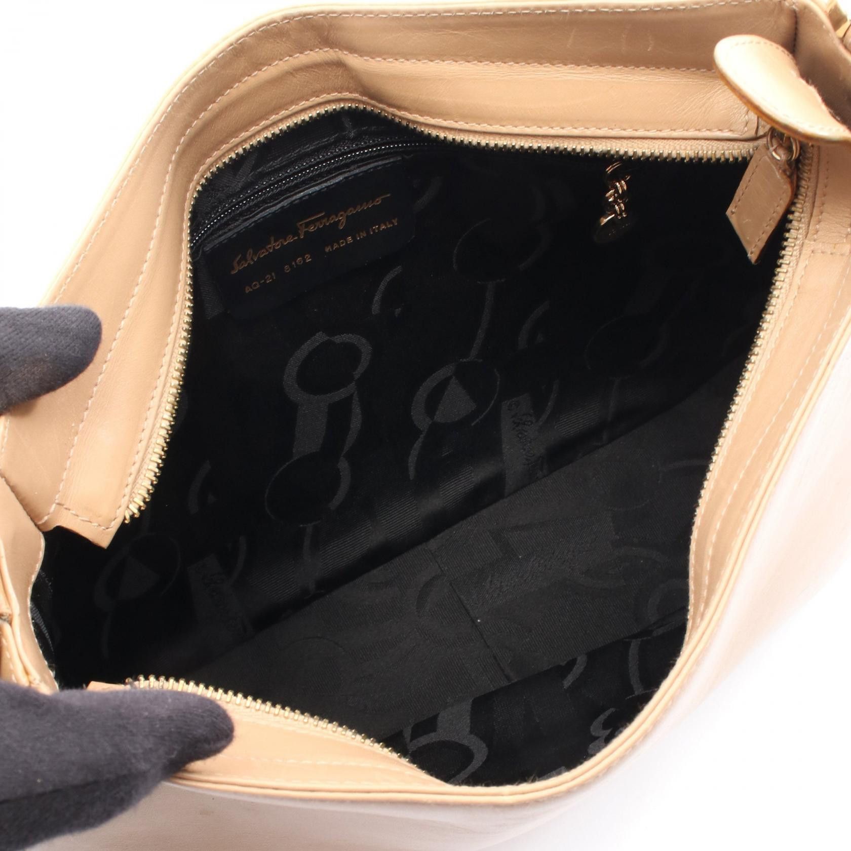 Salvatore Ferragamo Salvatore Ferragamo Salvatore Ferragamo Gancini Leather Shoulder Bag Leather Shoulder Bag 218162 DUTY FREE for USA Size ONE SIZE - 3 Thumbnail