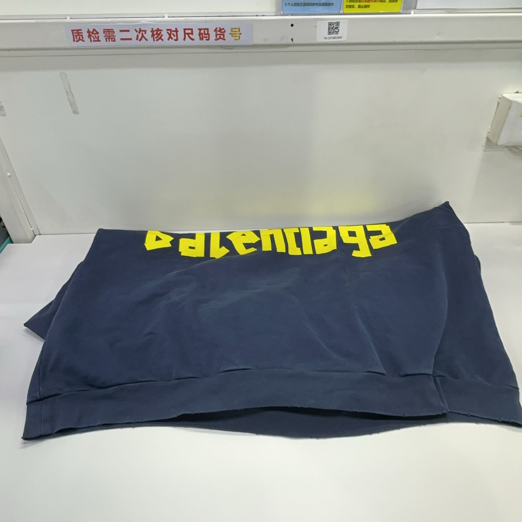 Balenciaga Balenciaga Tape Logo Sweatshirt Size 3 Size US L / EU 52-54 / 3 - 16 Thumbnail