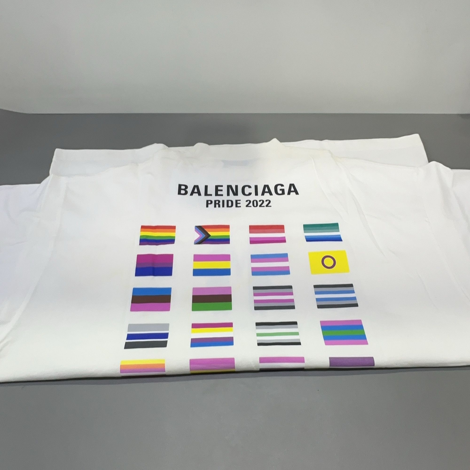Balenciaga Balenciaga Pride 2022 Flag Graphic T-Shirt Size 2 Size US M / EU 48-50 / 2 - 15 Thumbnail