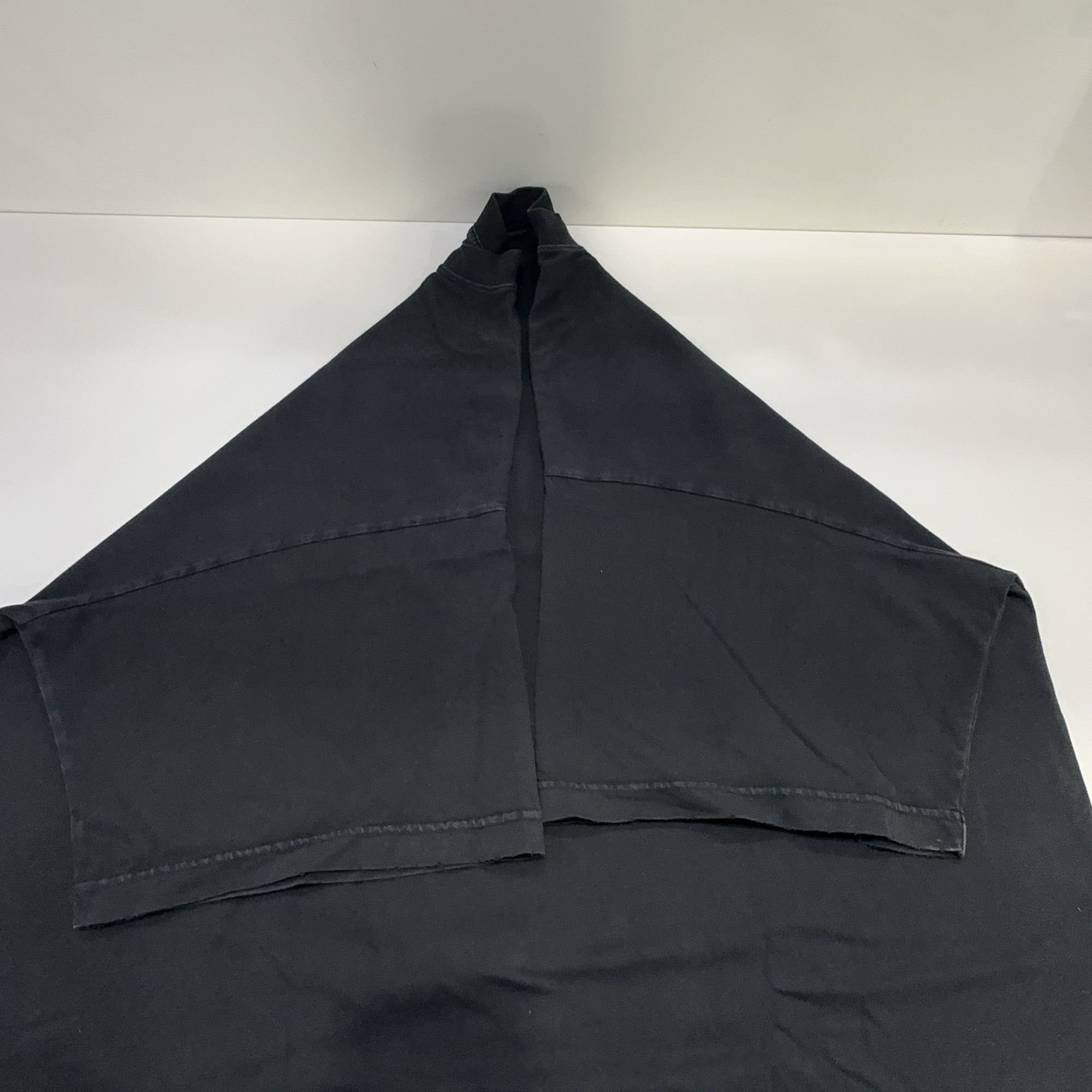 Balenciaga Balenciaga Be Different Apple Logo T-Shirt Size 2 Size US M / EU 48-50 / 2 - 14 Thumbnail