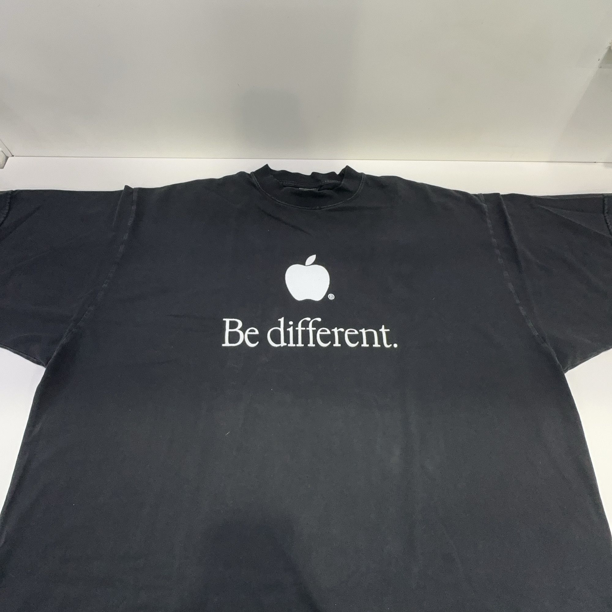 Balenciaga Balenciaga Be Different Apple Logo T-Shirt Size 2 Size US M / EU 48-50 / 2 - 8 Thumbnail
