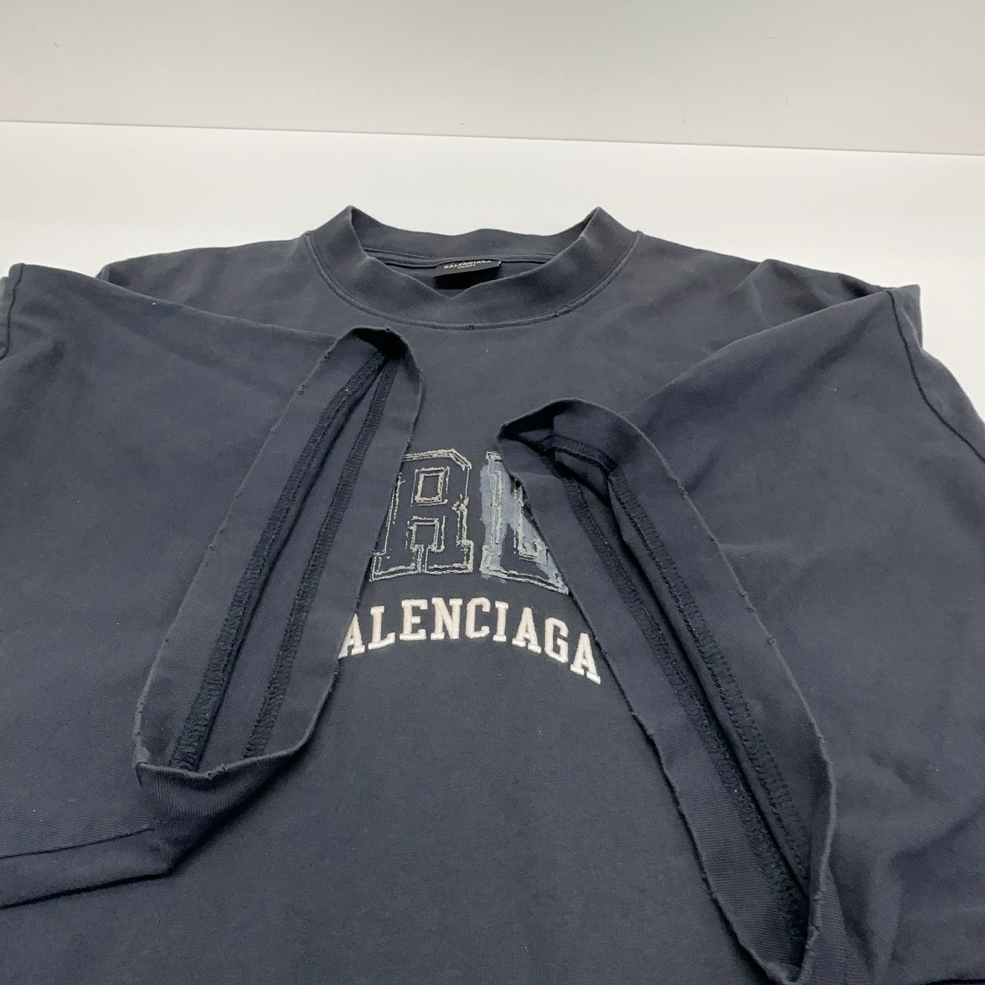 Balenciaga Balenciaga Be Kind Logo T-Shirt Size 4 Size US XL / EU 56 / 4 - 12 Thumbnail