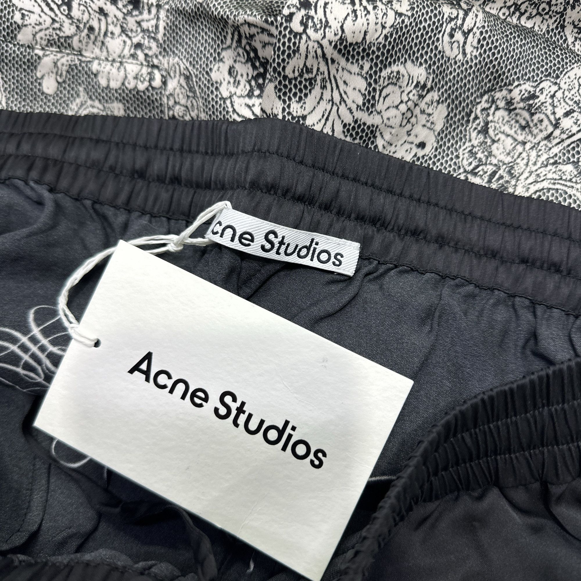 Acne Studios Acne Studios Graphic Print Viscose Shorts 52 Size US 36 / EU 52 - 4 Thumbnail