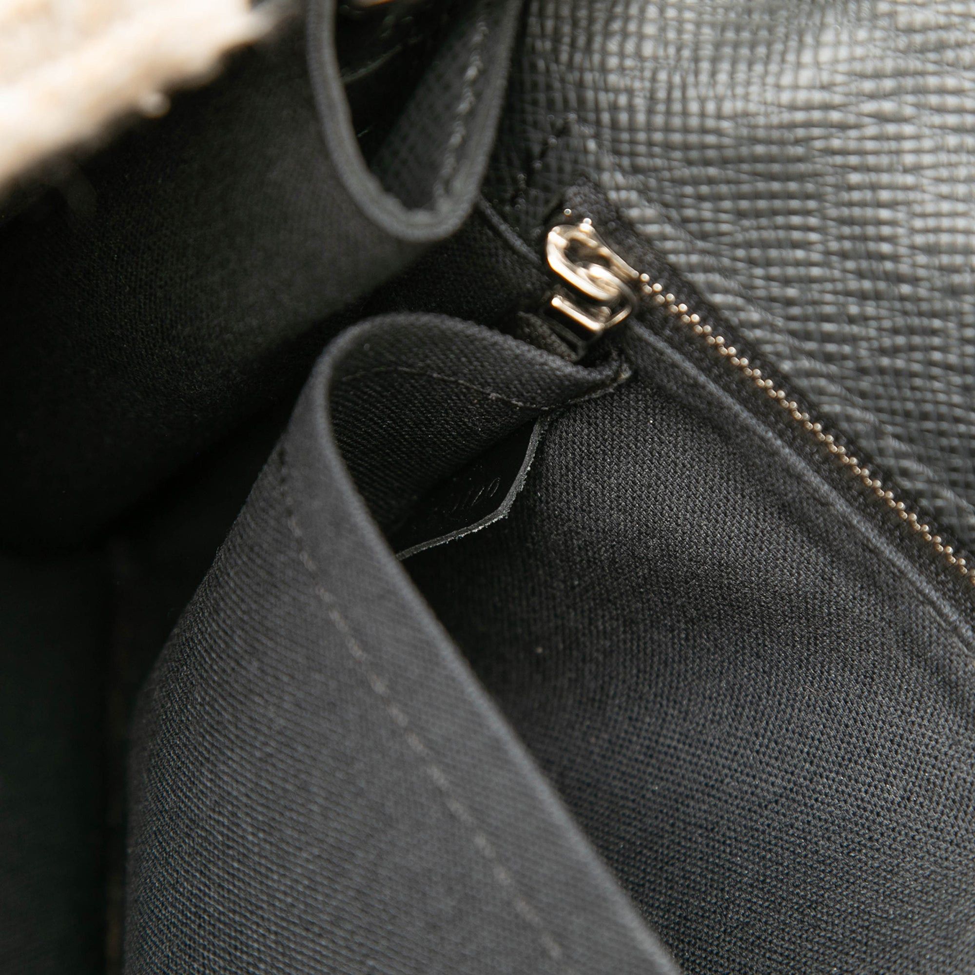 Louis Vuitton Taiga Belaia Clutch Size ONE SIZE - 6 Thumbnail