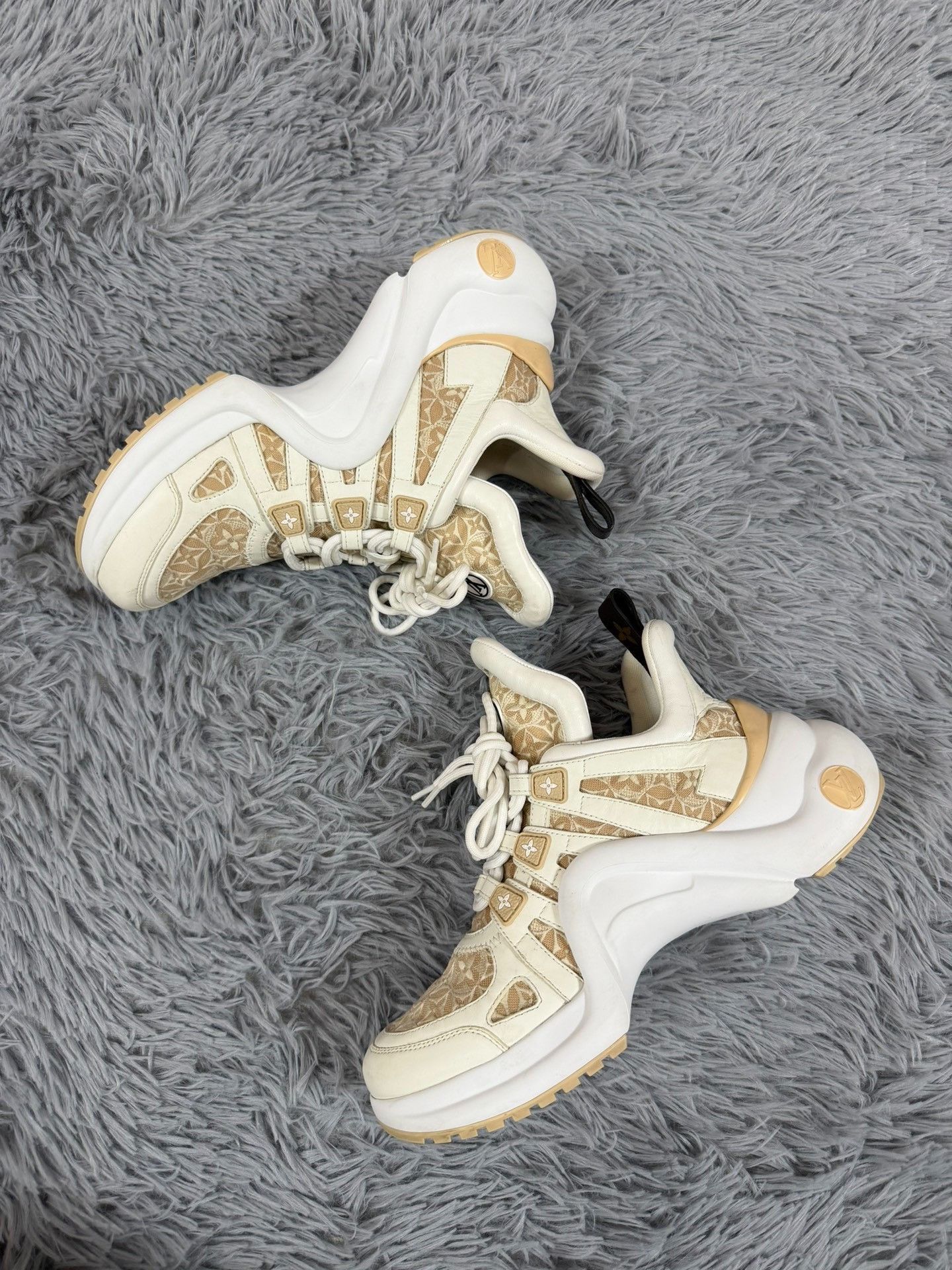 Louis Vuitton Louis Vuitton Beige Lowtop Sneakers us_9 Women Size US 9 / IT 39 - 2 Thumbnail