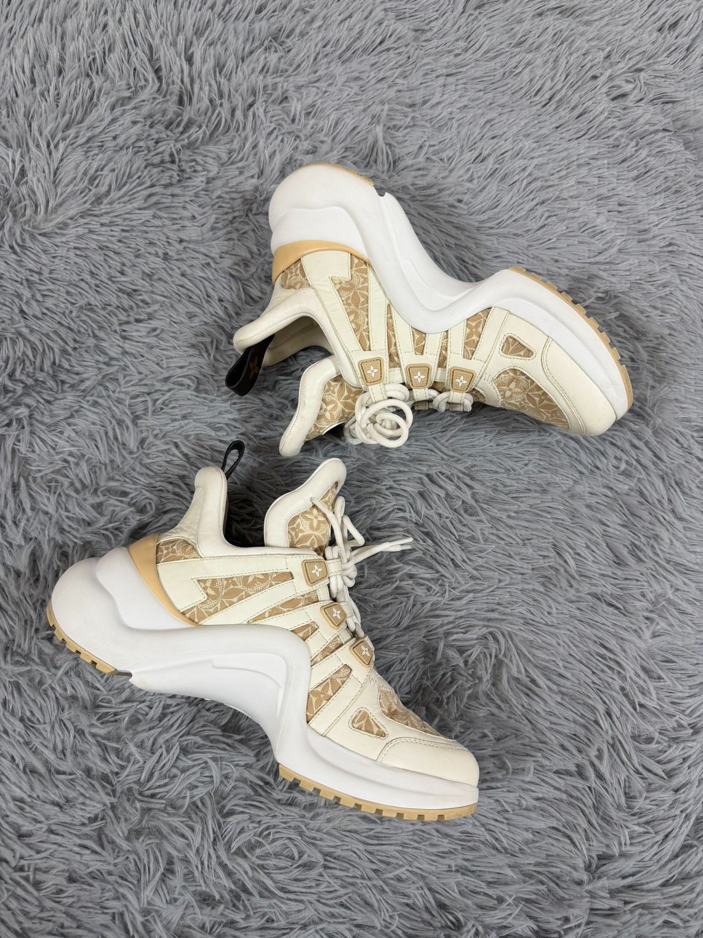 Louis Vuitton Louis Vuitton Beige Lowtop Sneakers us_9 Women Size US 9 / IT 39 - 3 Thumbnail