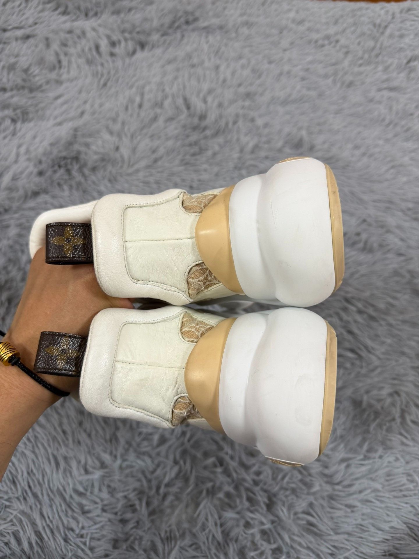 Louis Vuitton Louis Vuitton Beige Lowtop Sneakers us_9 Women Size US 9 / IT 39 - 4 Thumbnail