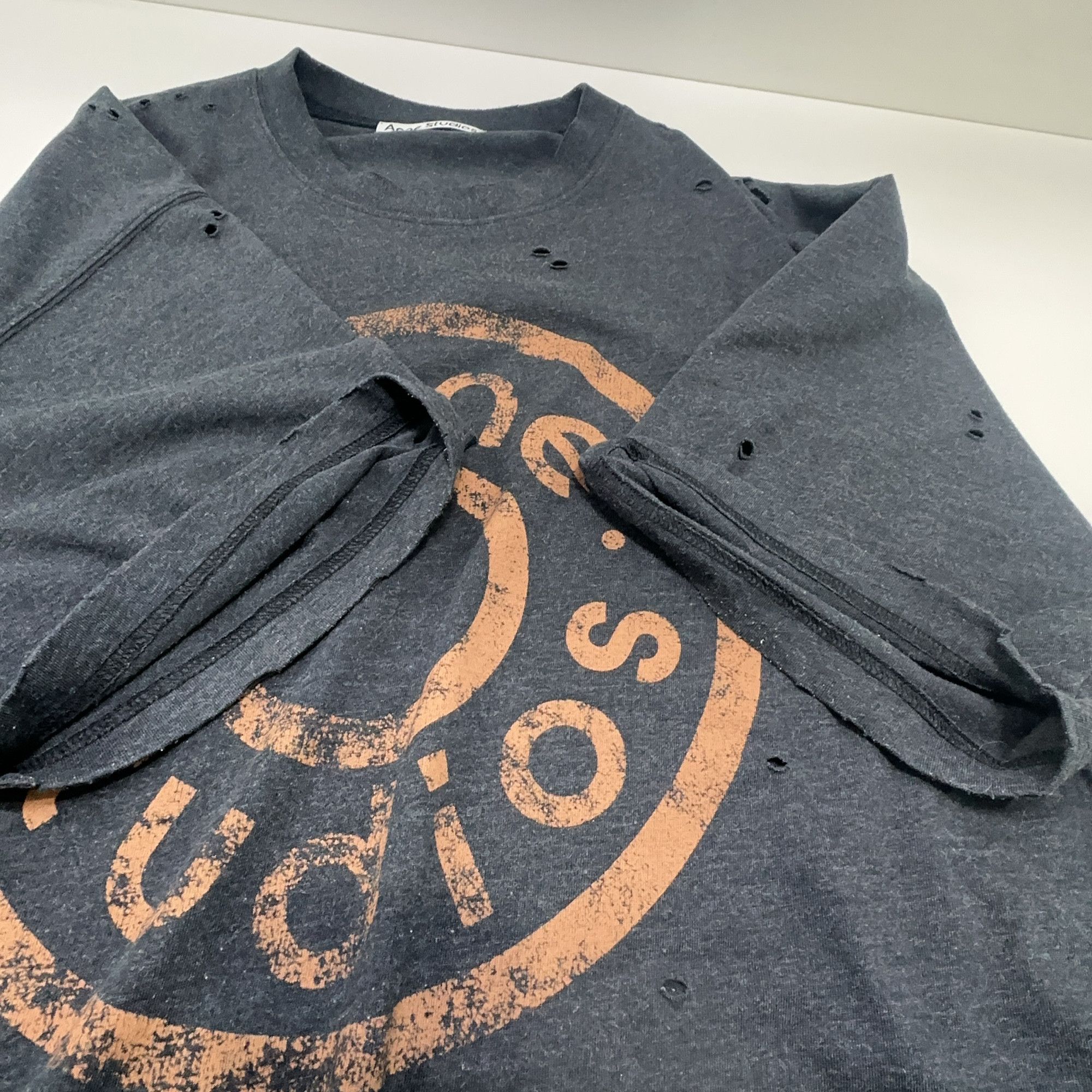 Acne Studios Acne Studios Distressed Circle Logo T-Shirt XXL Size US XXL / EU 58 / 5 - 6 Thumbnail