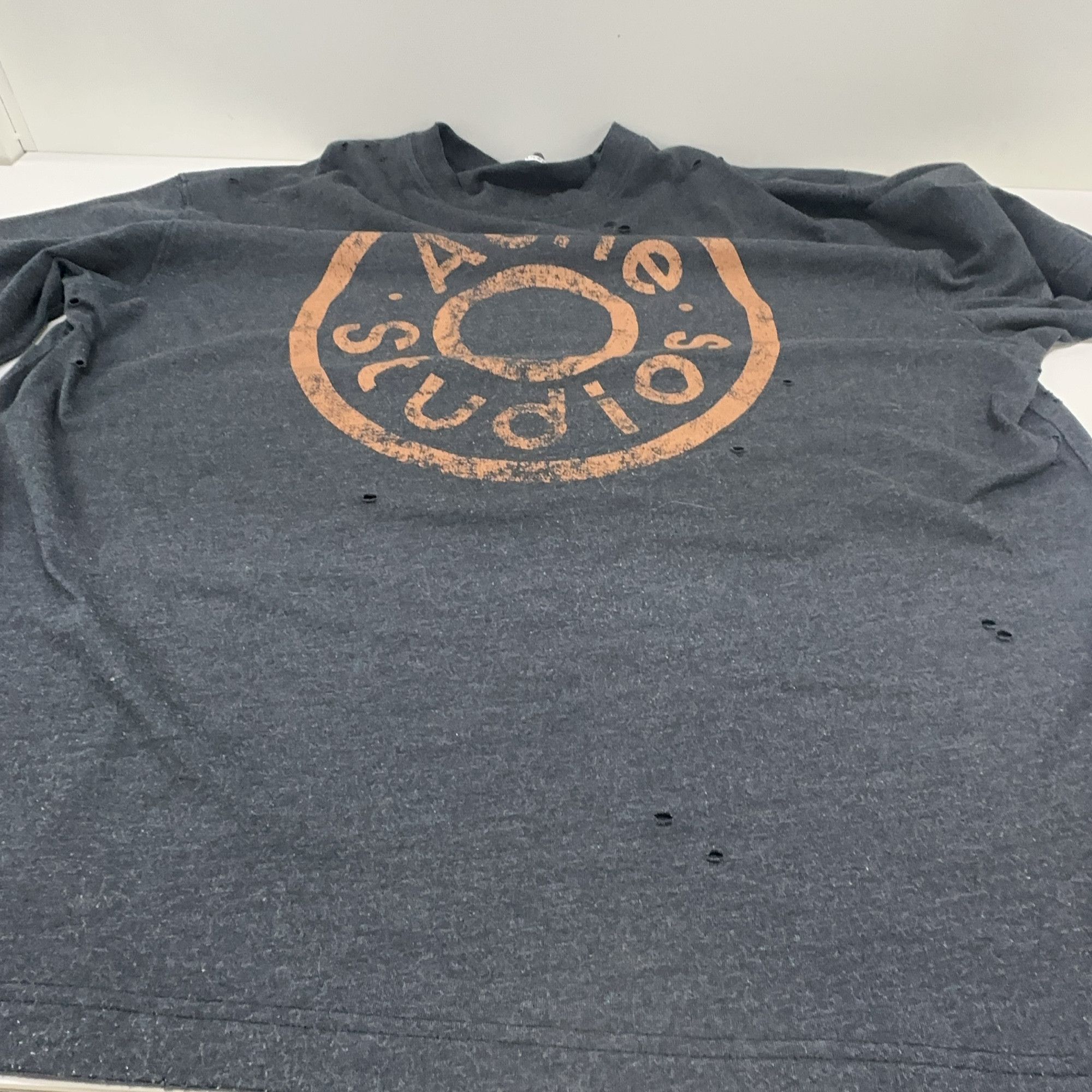 Acne Studios Acne Studios Distressed Circle Logo T-Shirt XXL Size US XXL / EU 58 / 5 - 7 Thumbnail