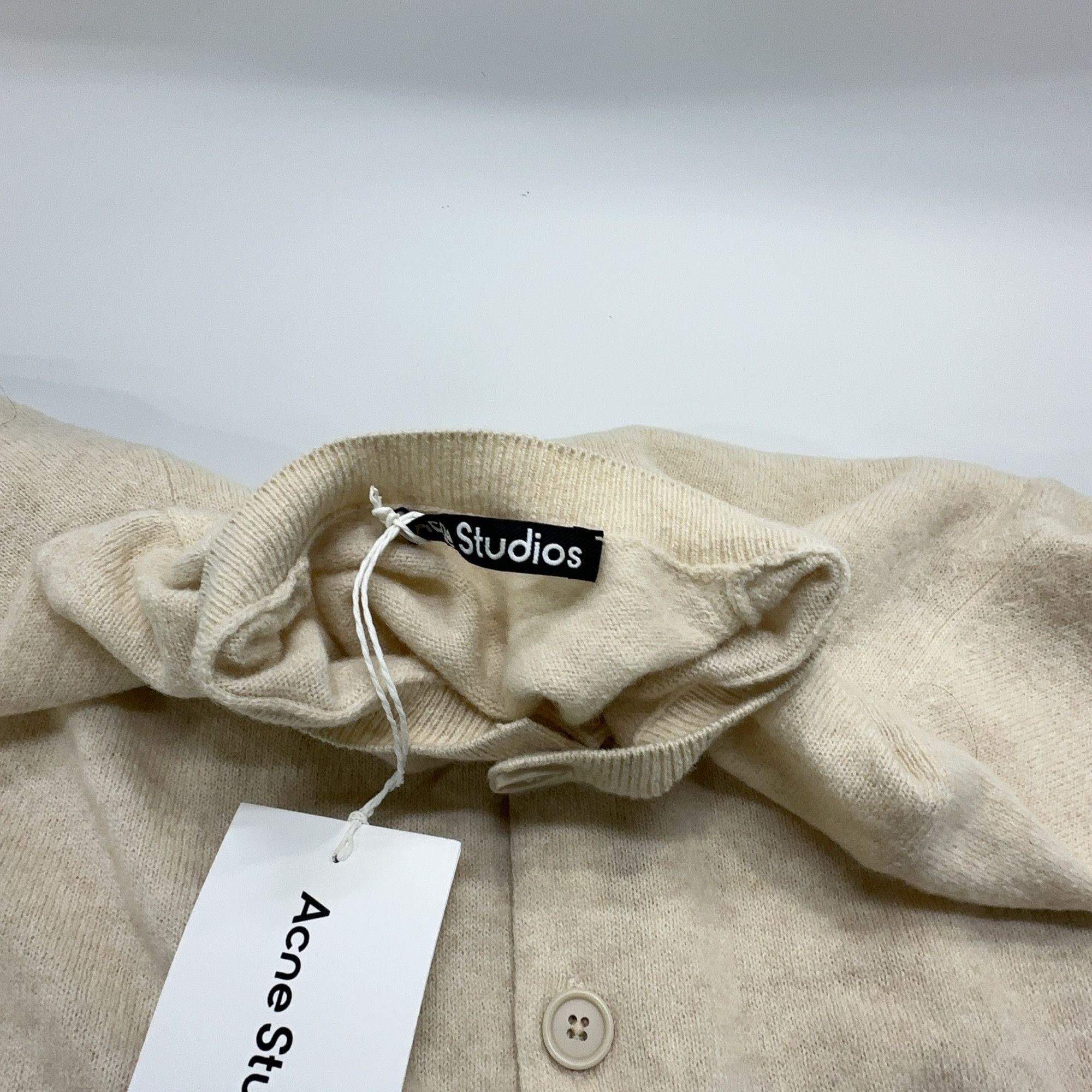 Acne Studios Acne Studios Logo Applique Wool Cardigan M Size US M / EU 48-50 / 2 - 10 Thumbnail