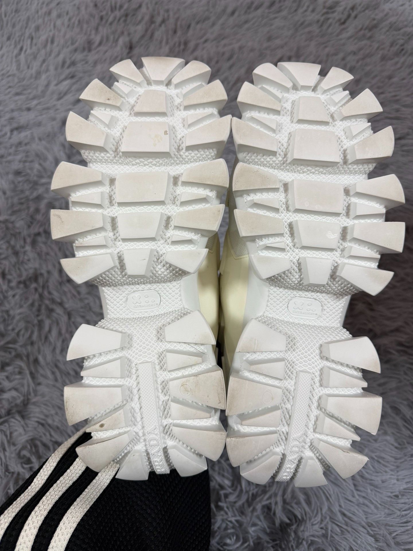 Prada Prada White Lowtop Sneakers us_9 Women Size US 9 / IT 39 - 5 Thumbnail