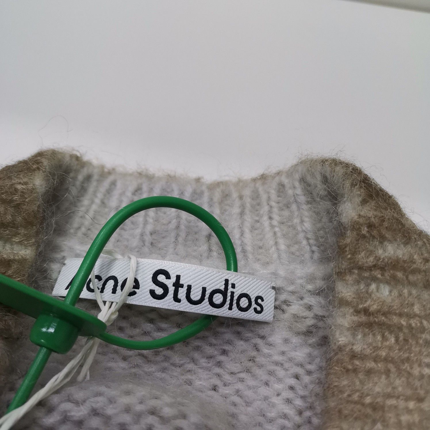 Acne Studios Acne Studios Mohair Blend V-Neck Cardigan M Size M / US 6-8 / IT 42-44 - 4 Thumbnail