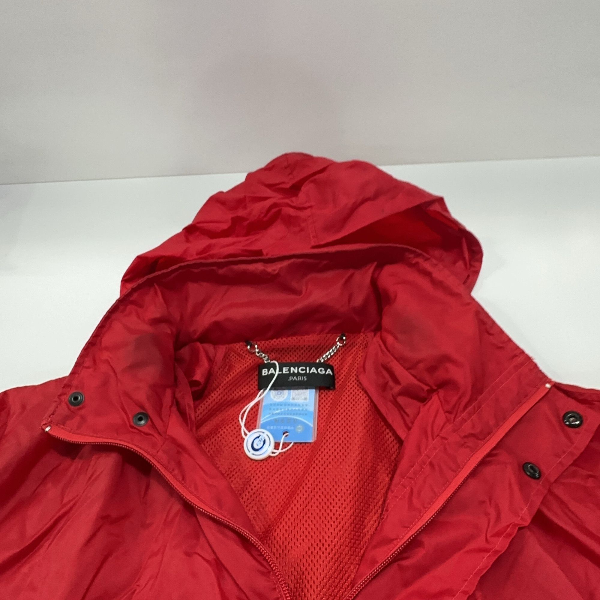 Balenciaga Balenciaga Red Hooded Logo Windbreaker L Size US L / EU 52-54 / 3 - 9 Thumbnail