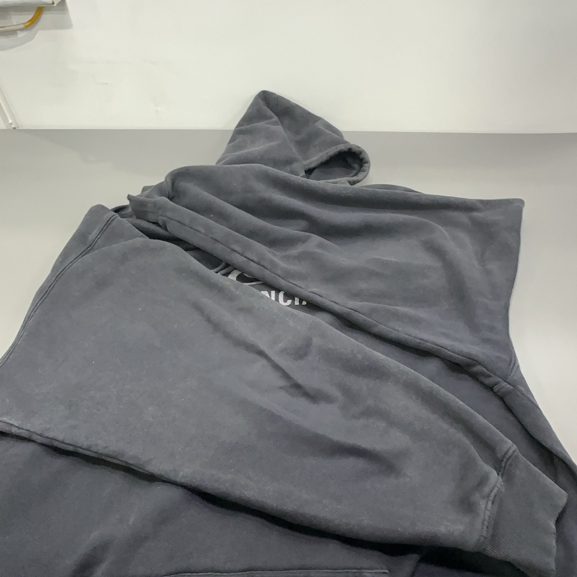 Balenciaga Balenciaga Logo Distressed Hoodie Size M Size US M / EU 48-50 / 2 - 12 Thumbnail