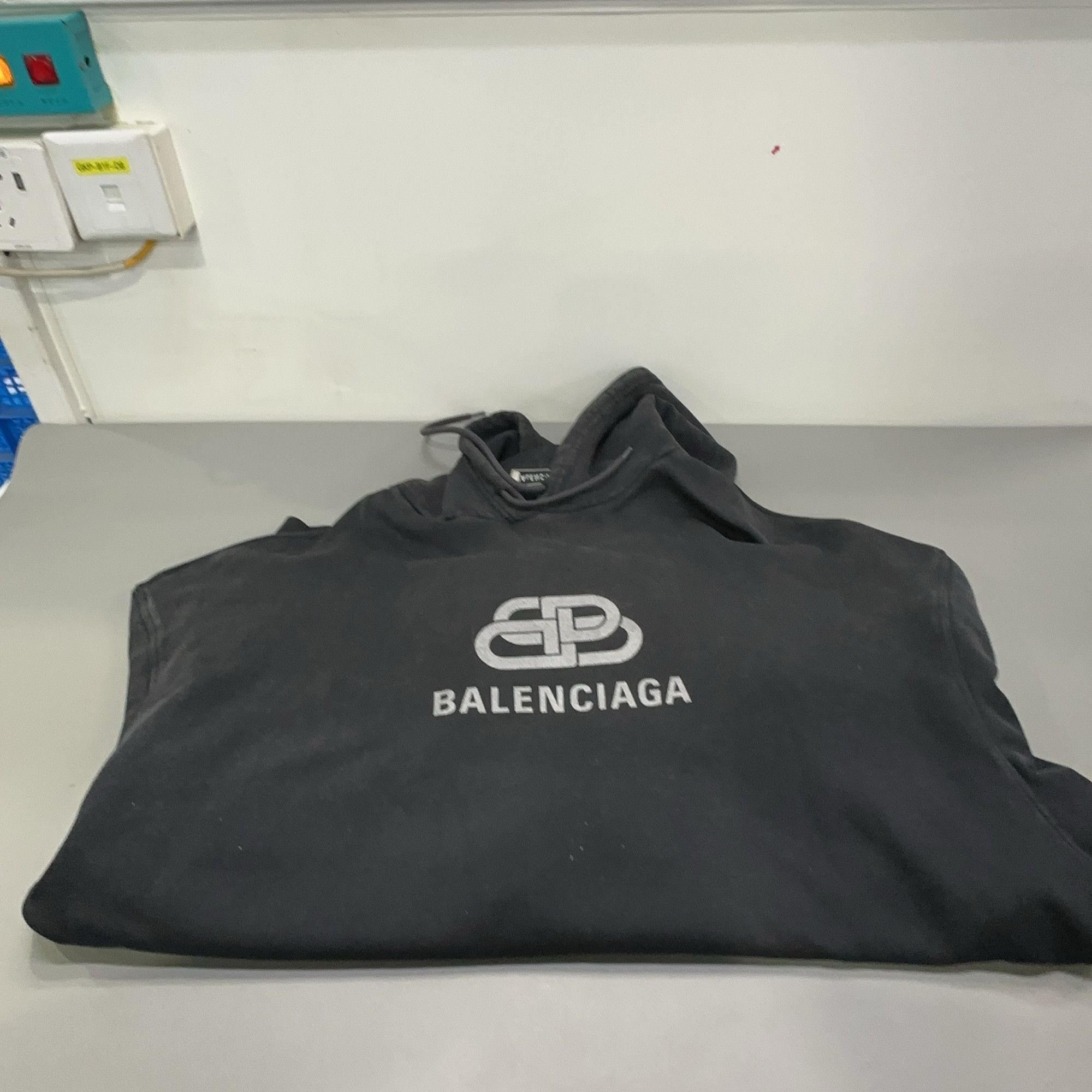Balenciaga Balenciaga Logo Distressed Hoodie Size M Size US M / EU 48-50 / 2 - 14 Thumbnail