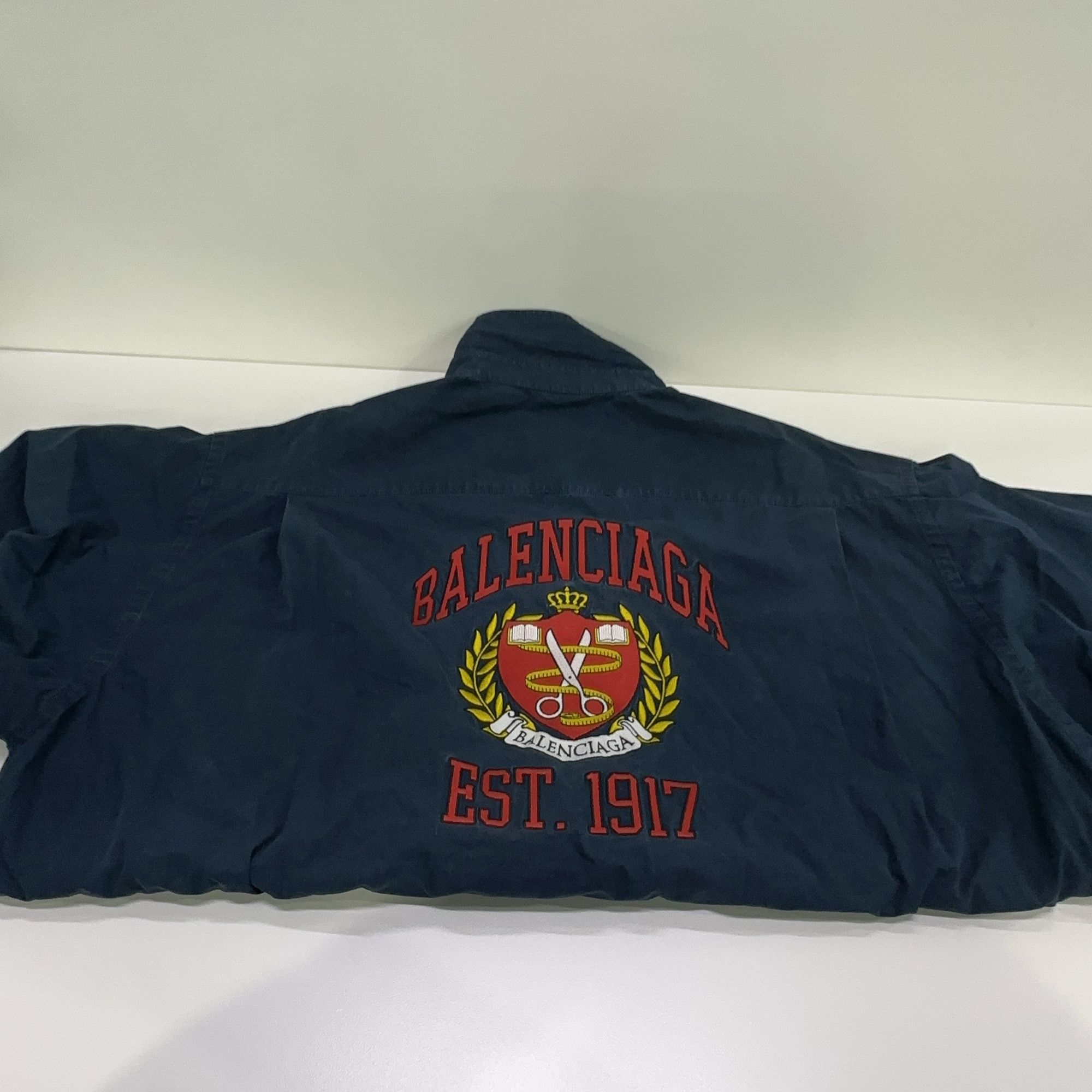 Balenciaga Balenciaga Crest Logo Short Sleeve Shirt 37 Size US S / EU 44-46 / 1 - 13 Thumbnail