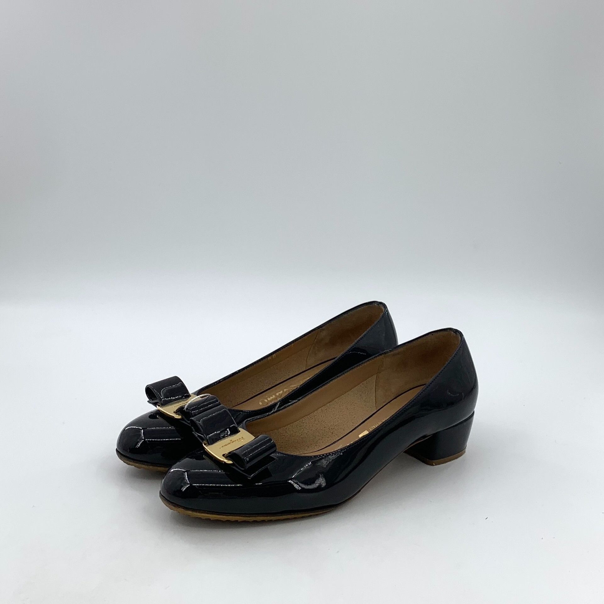 Salvatore Ferragamo Salvatore Ferragamo Vara Patent Bow Pumps Size 35 Size US 5 / IT 35 - 2 Thumbnail