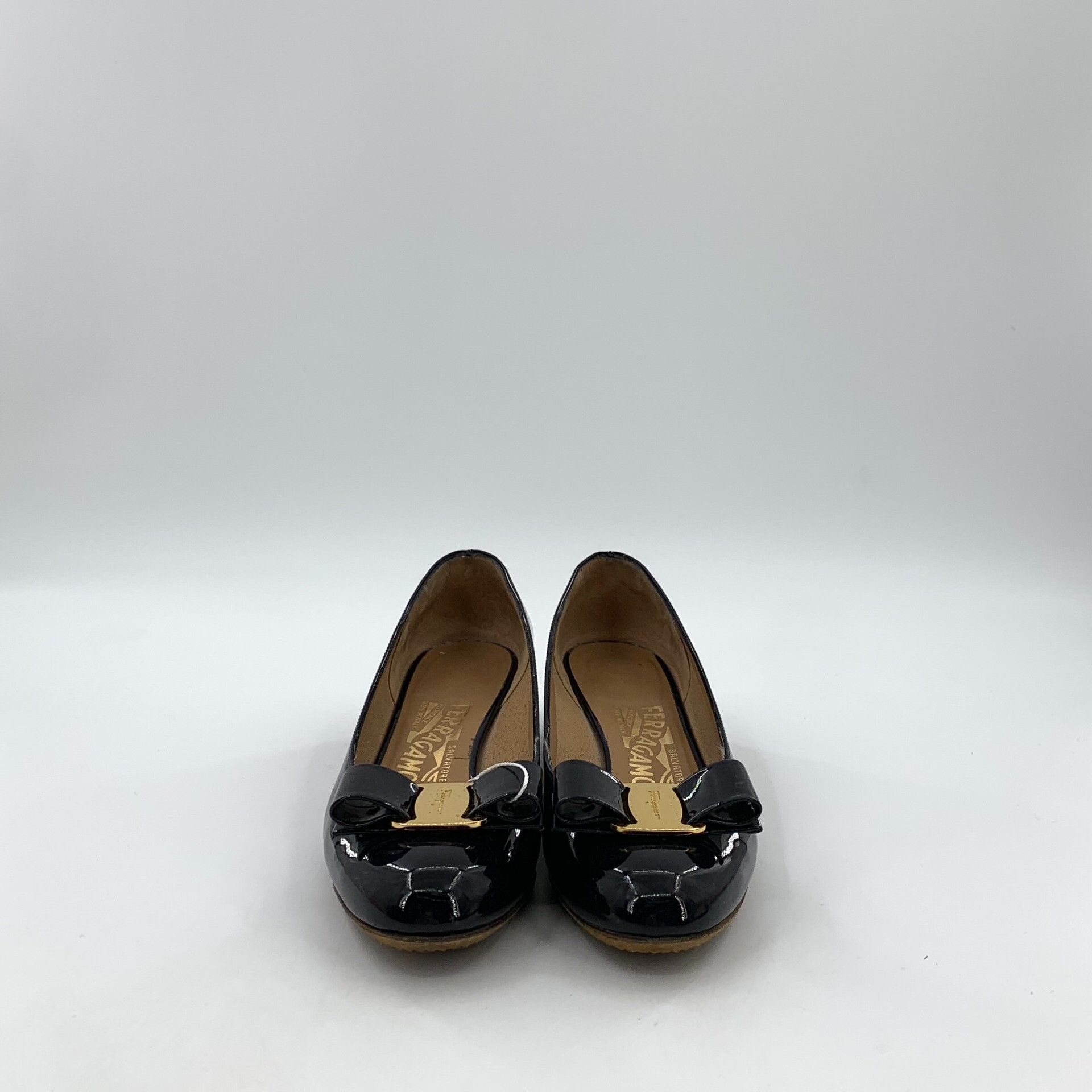 Salvatore Ferragamo Salvatore Ferragamo Vara Patent Bow Pumps Size 35 Size US 5 / IT 35 - 4 Thumbnail