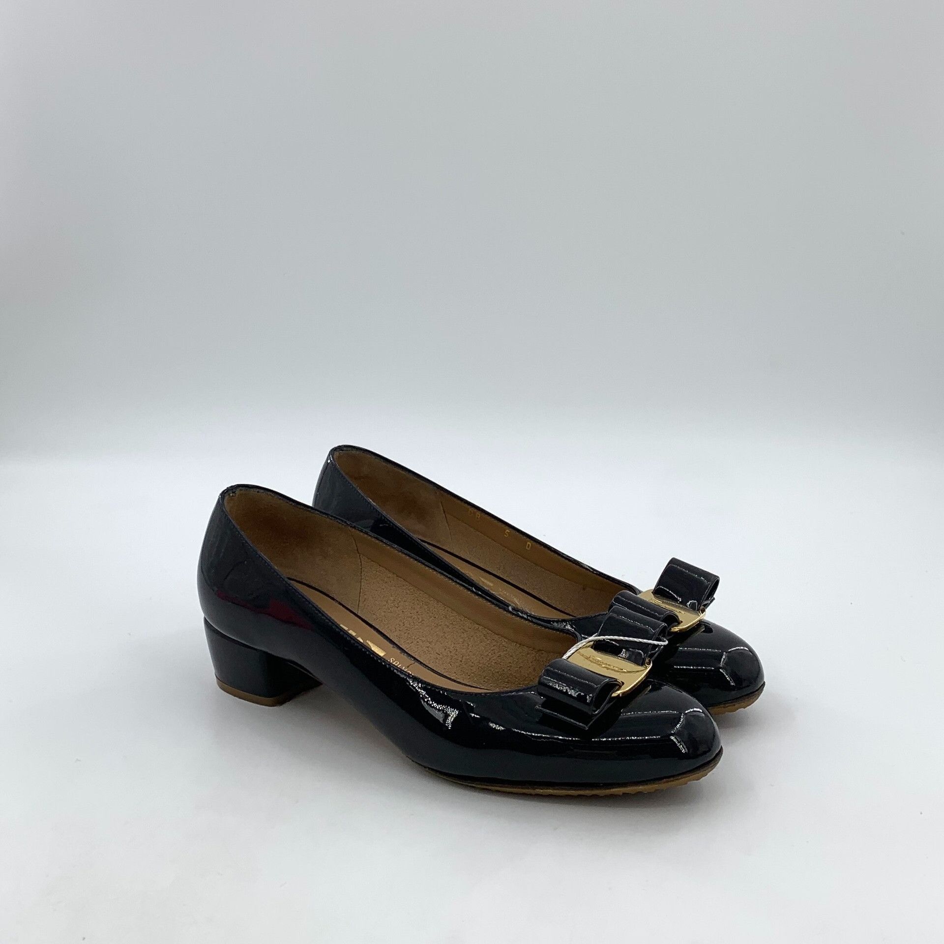 Salvatore Ferragamo Salvatore Ferragamo Vara Patent Bow Pumps Size 35 Size US 5 / IT 35 - 3 Thumbnail