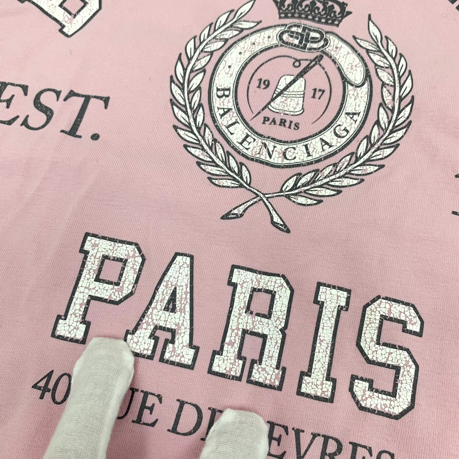 Balenciaga Balenciaga Crest Logo Graphic T-Shirt Pink Size S Size US S / EU 44-46 / 1 - 9 Thumbnail