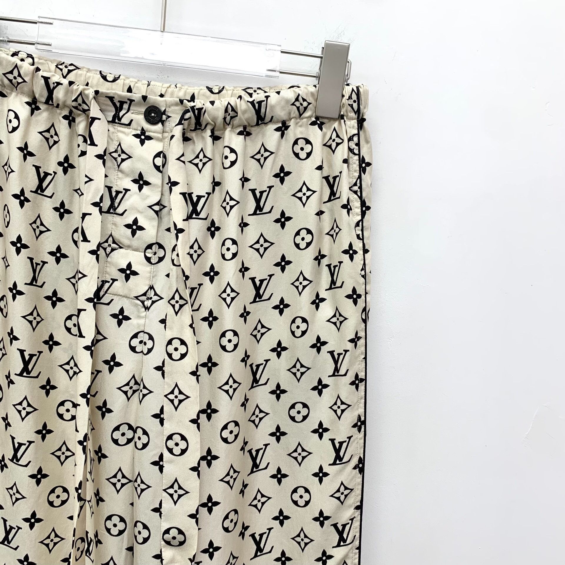 Louis Vuitton Louis Vuitton Monogram Silk Pants 36 Size 26" / US 2 / IT 38 - 4 Thumbnail