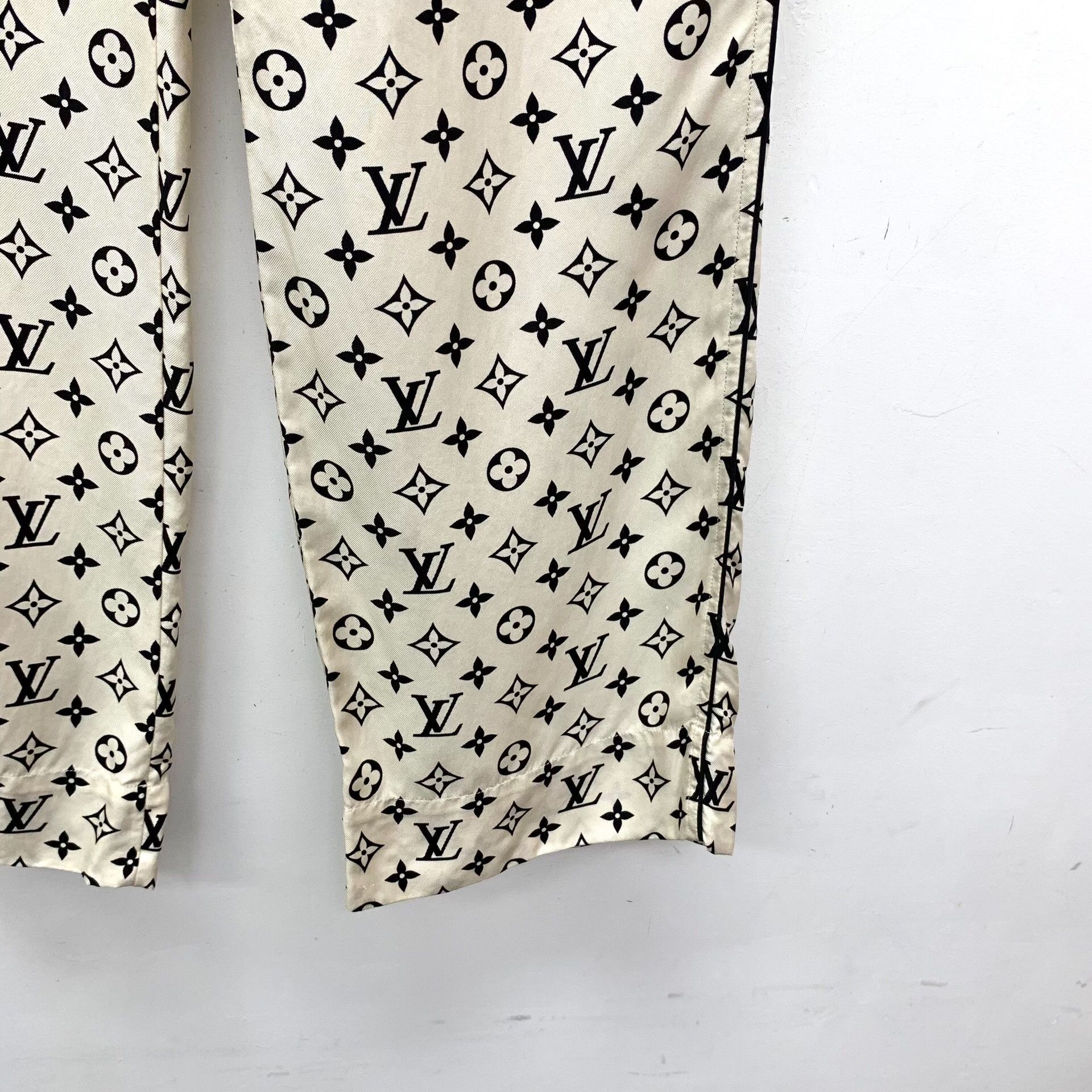 Louis Vuitton Louis Vuitton Monogram Silk Pants 36 Size 26" / US 2 / IT 38 - 5 Thumbnail
