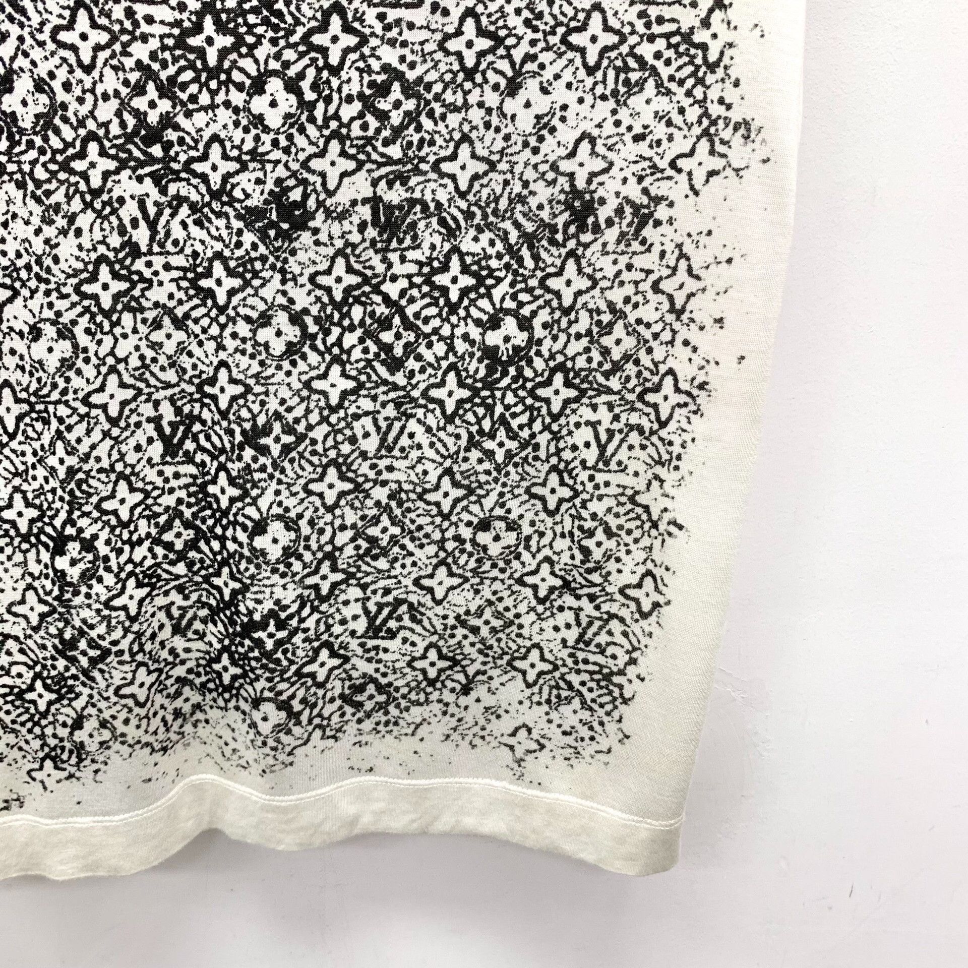Louis Vuitton Louis Vuitton Monogram Print T-Shirt M Size M / US 6-8 / IT 42-44 - 5 Thumbnail