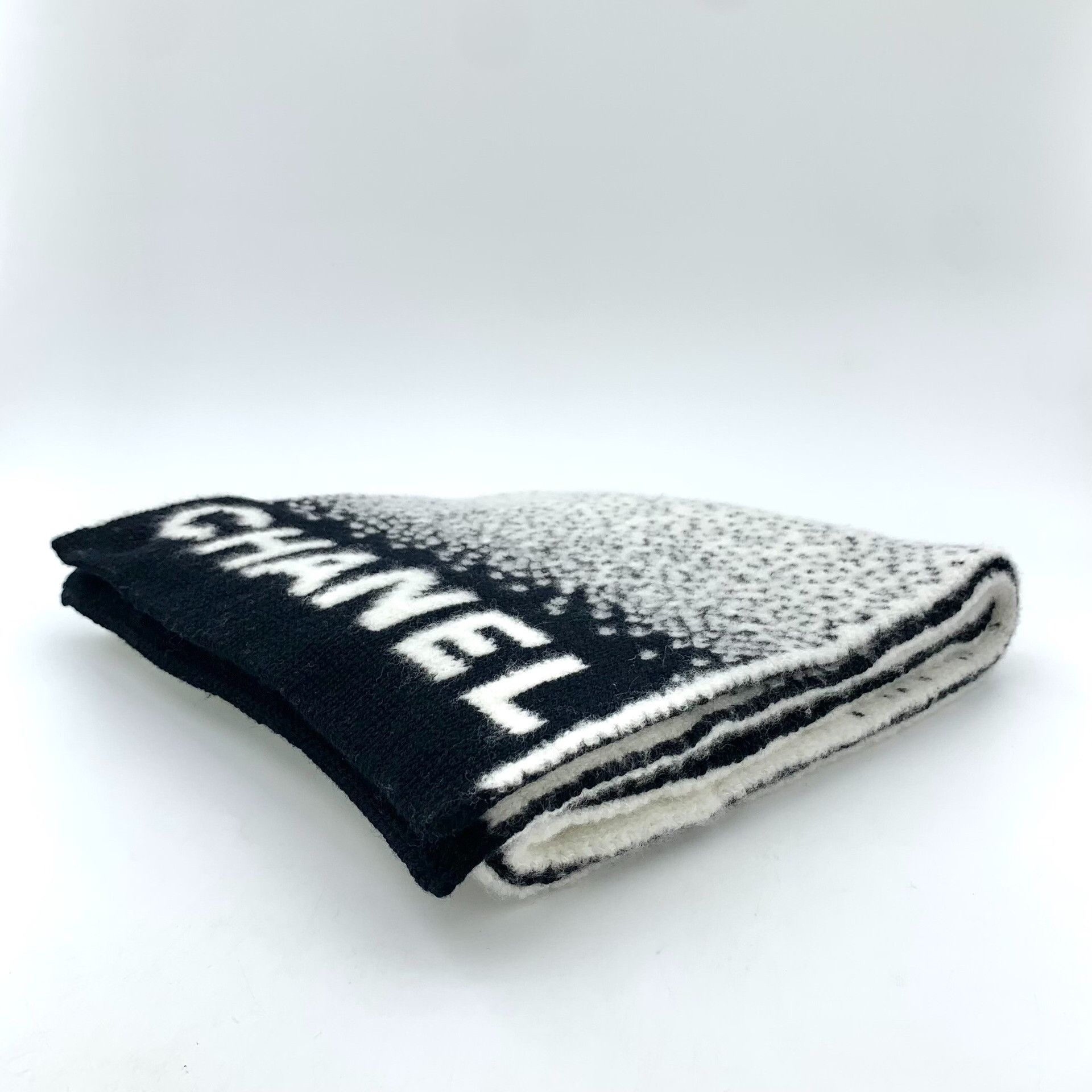 Chanel Chanel Bicolor Logo Intarsia Scarf ONE SIZE Size ONE SIZE - 3 Thumbnail