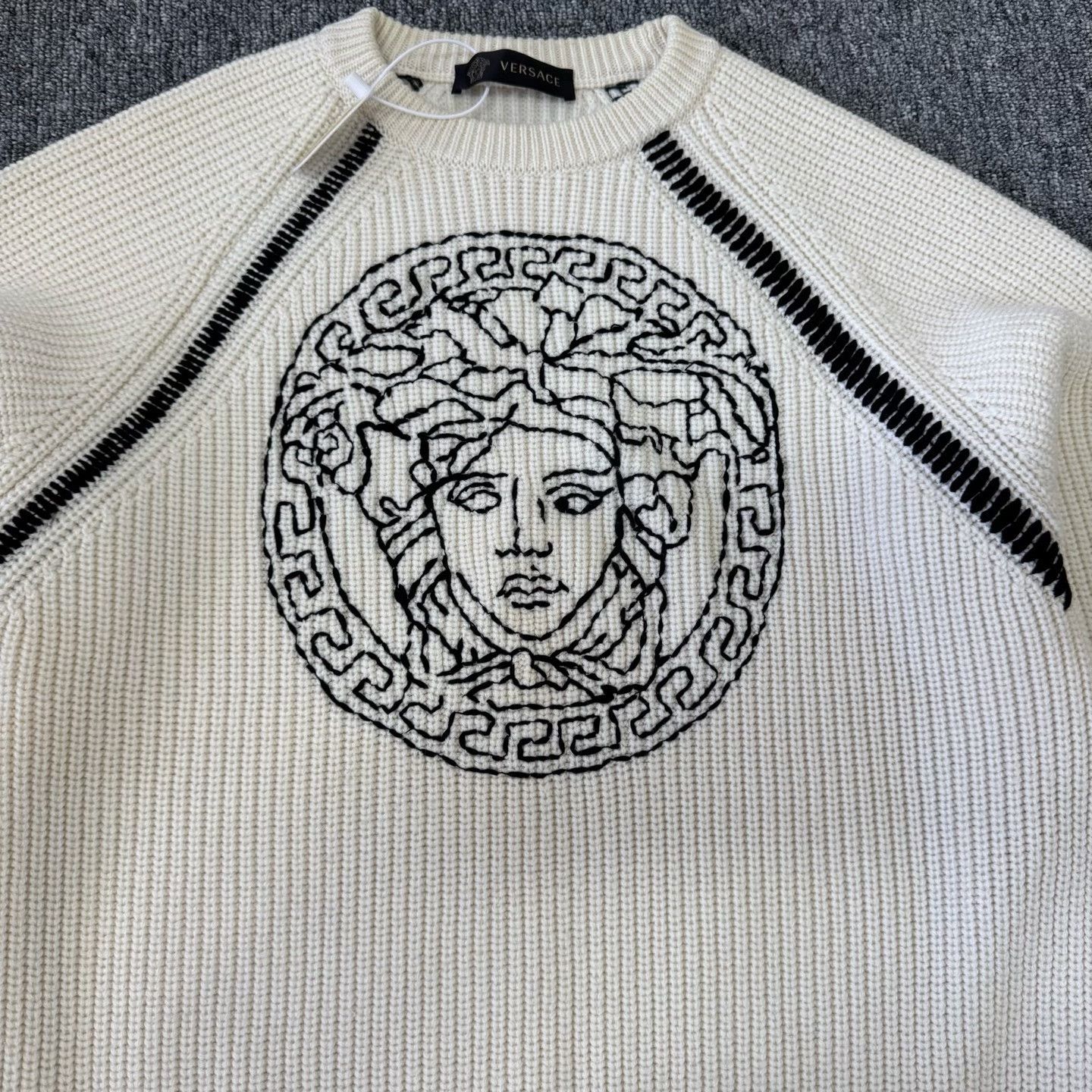 Versace Versace Medusa Head Knit Sweater EU 54 Size US L / EU 52-54 / 3 - 6 Thumbnail