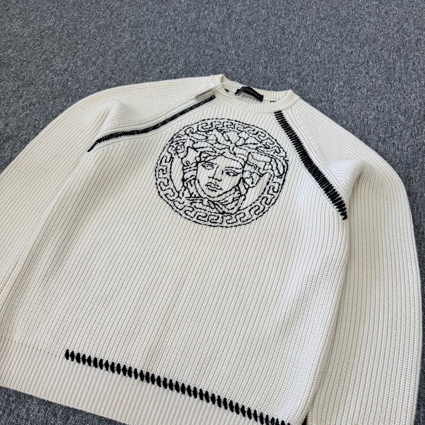 Versace Versace Medusa Head Knit Sweater EU 54 Size US L / EU 52-54 / 3 - 5 Thumbnail