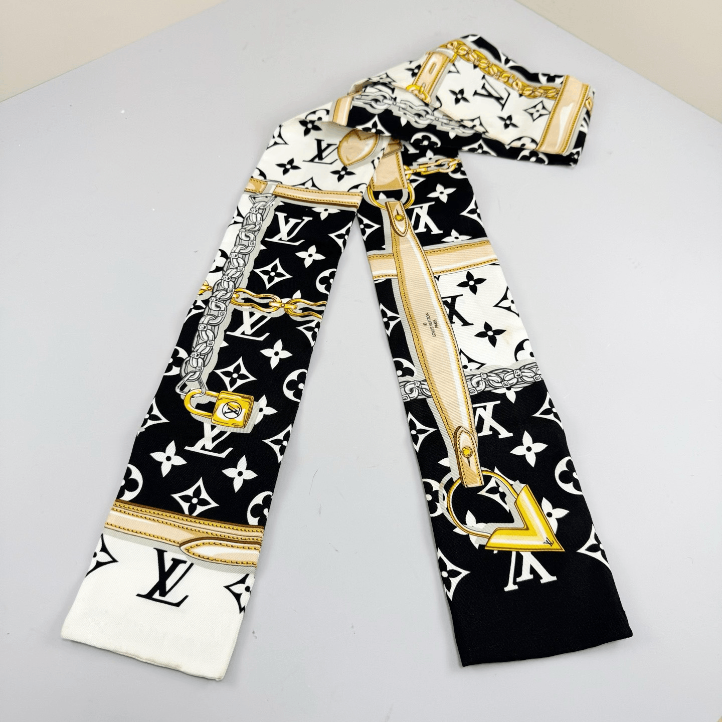 Louis Vuitton Louis Vuitton Monogram Silk Scarf Size ONE SIZE - 2 Thumbnail