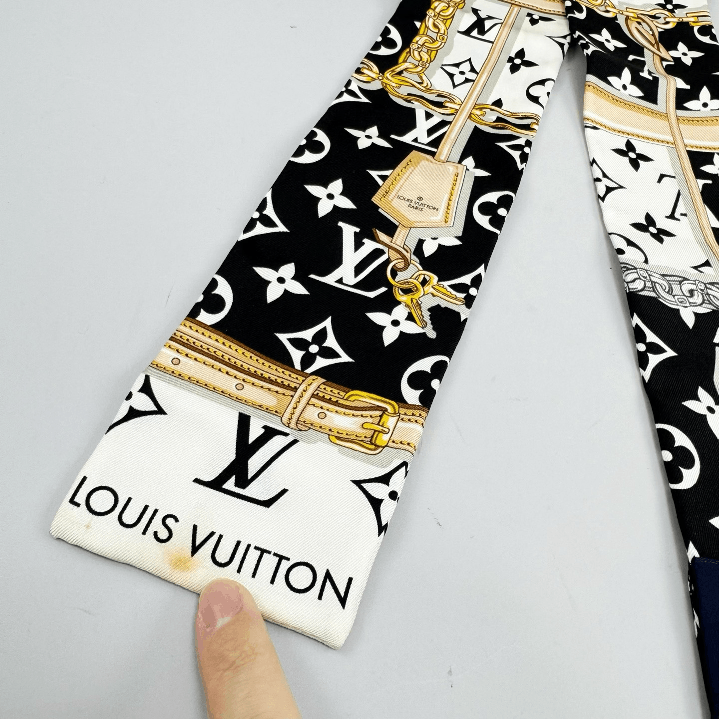 Louis Vuitton Louis Vuitton Monogram Silk Scarf Size ONE SIZE - 3 Thumbnail