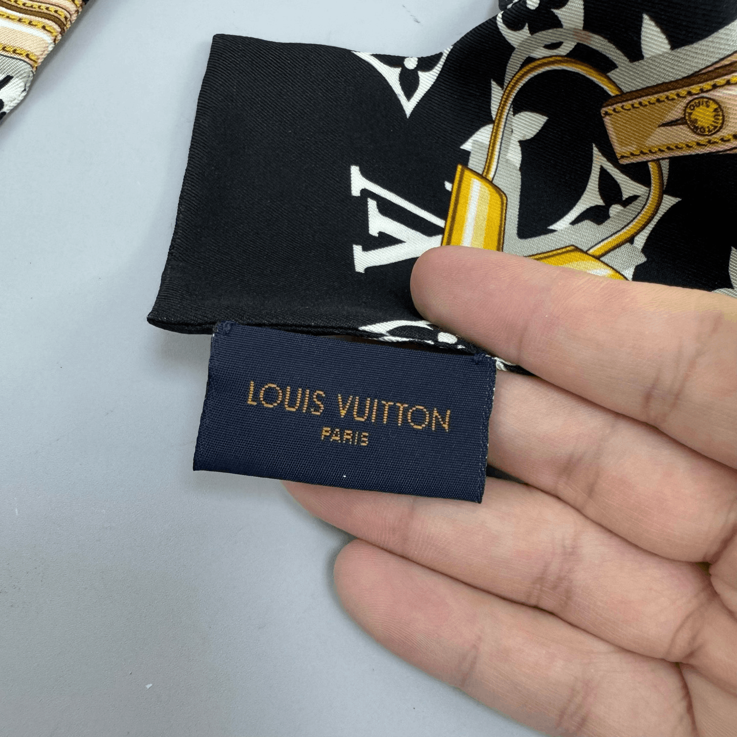 Louis Vuitton Louis Vuitton Monogram Silk Scarf Size ONE SIZE - 5 Thumbnail