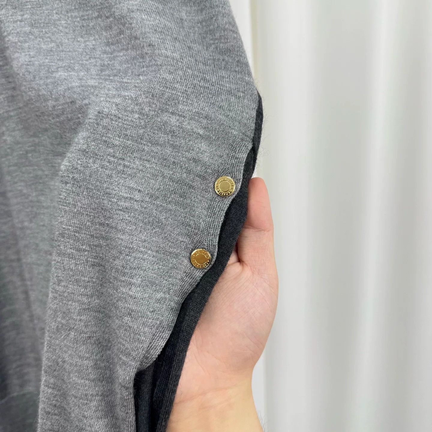 Louis Vuitton Louis Vuitton Cashmere Gold Button Colorblock Sweater Size XS / US 0-2 / IT 36-38 - 5 Thumbnail