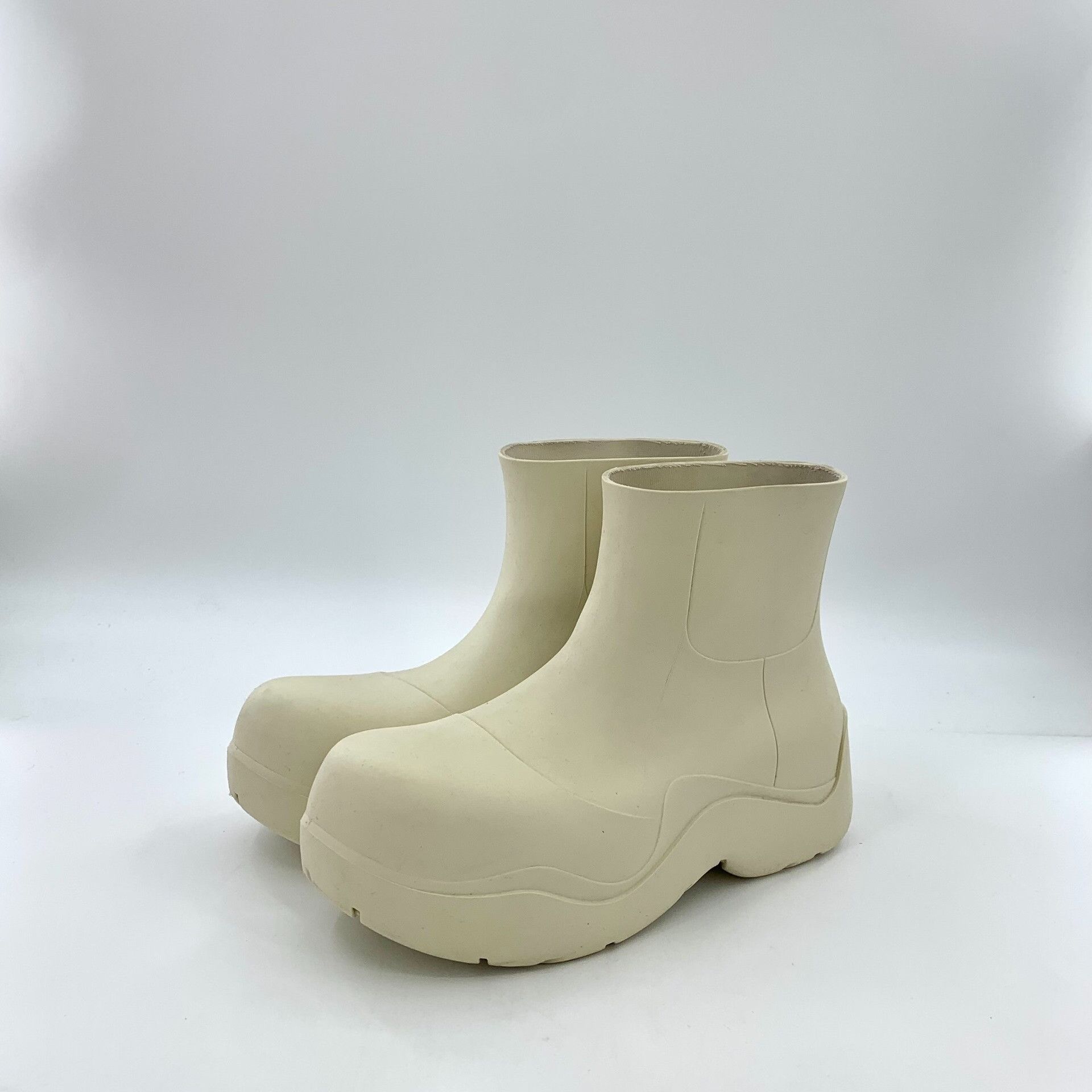 Bottega Veneta Bottega Veneta Beige Puddle Boots EU 40 Size US 7 / EU 40 - 2 Thumbnail