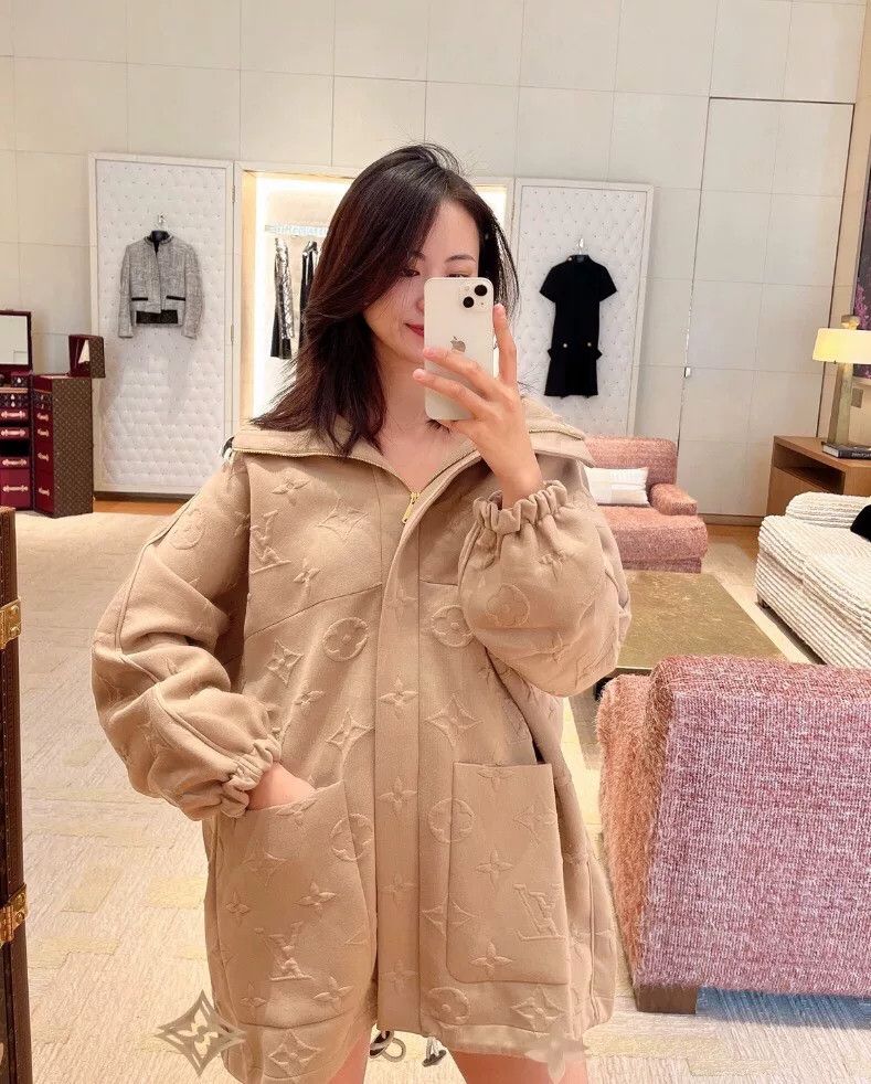 Louis Vuitton Louis Vuitton Monogram Embossed Hooded Coat M Size M / US 6-8 / IT 42-44 - 10 Thumbnail