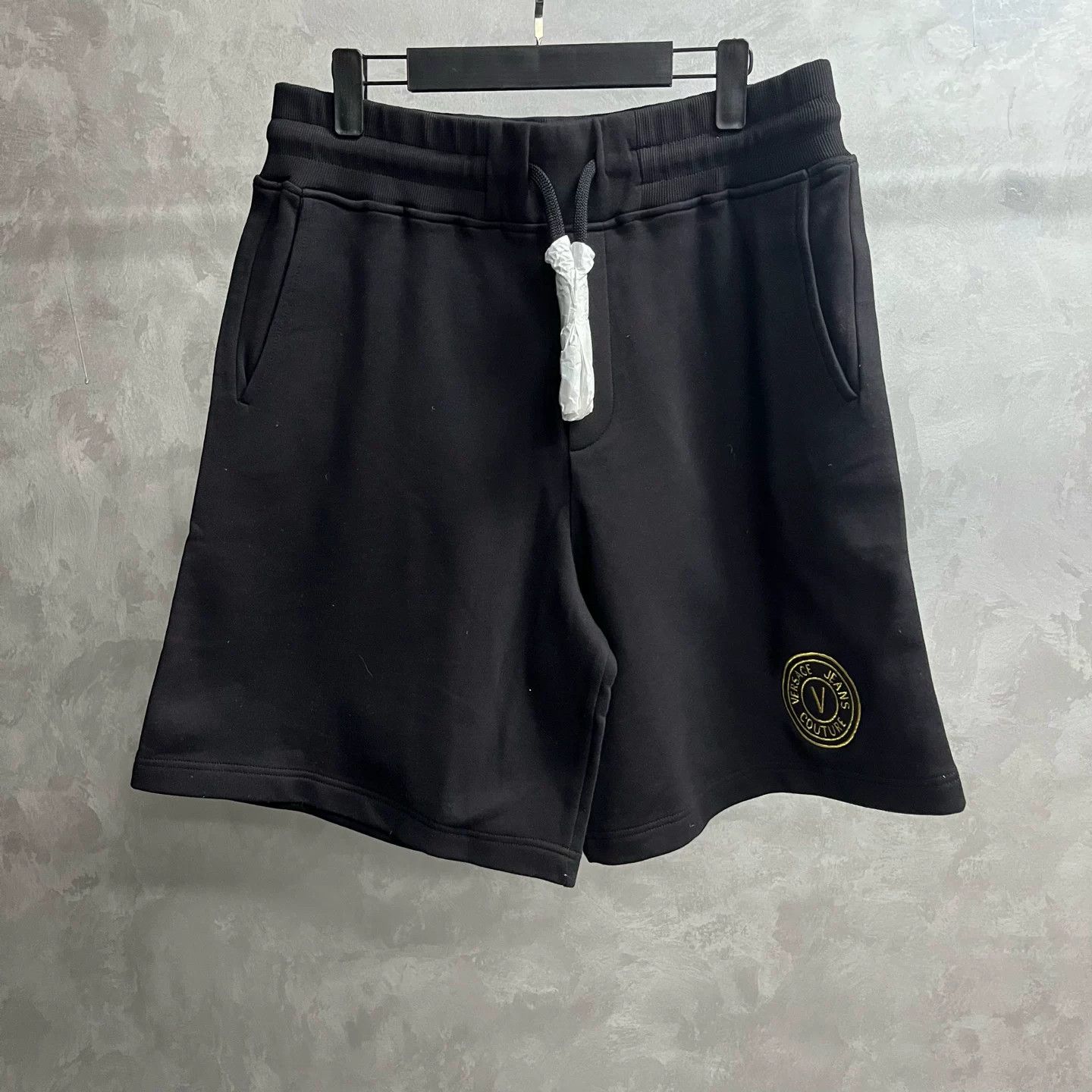 Versace Jeans Couture Versace Jeans Couture V-Logo Patch Sweat Shorts L Size US 34 / EU 50 - 2 Thumbnail