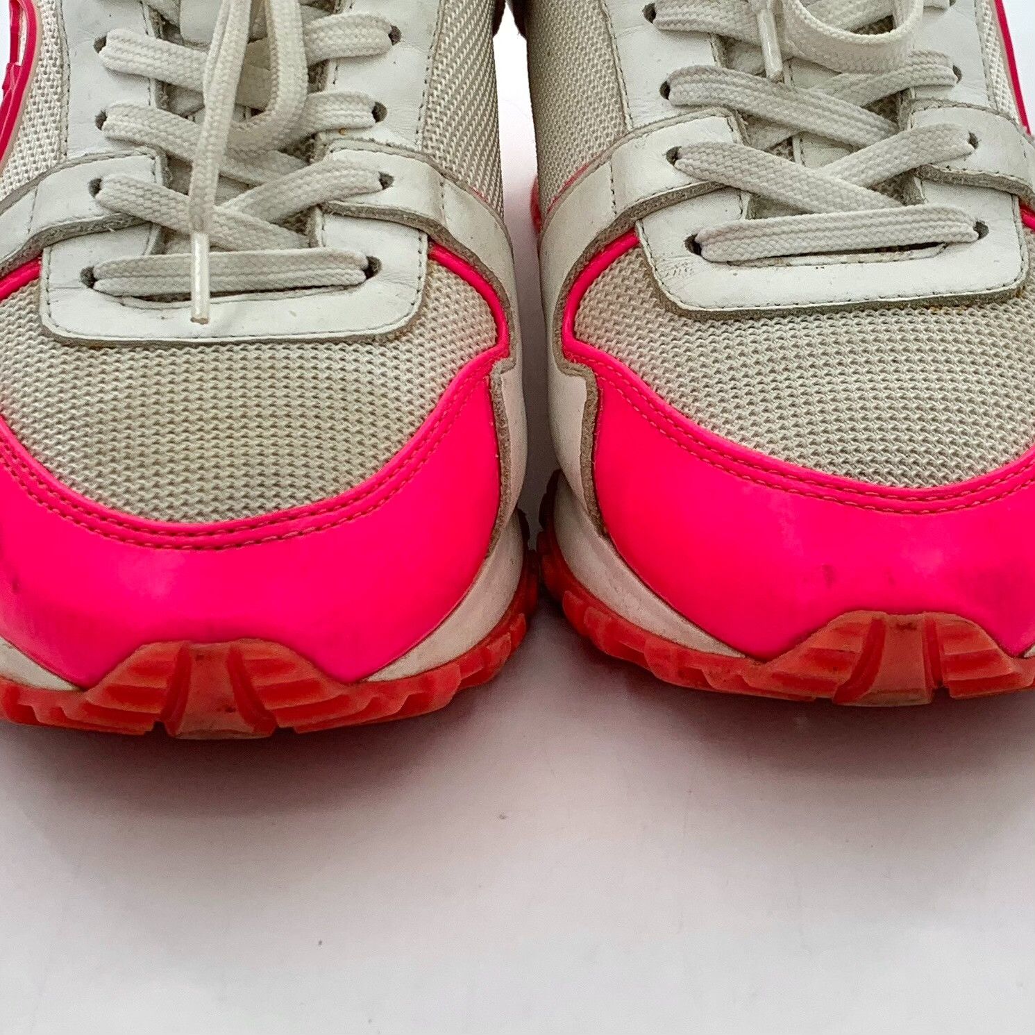Louis Vuitton Louis Vuitton Pink Run Away Sneakers Size 35 Size US 5 / IT 35 - 9 Thumbnail