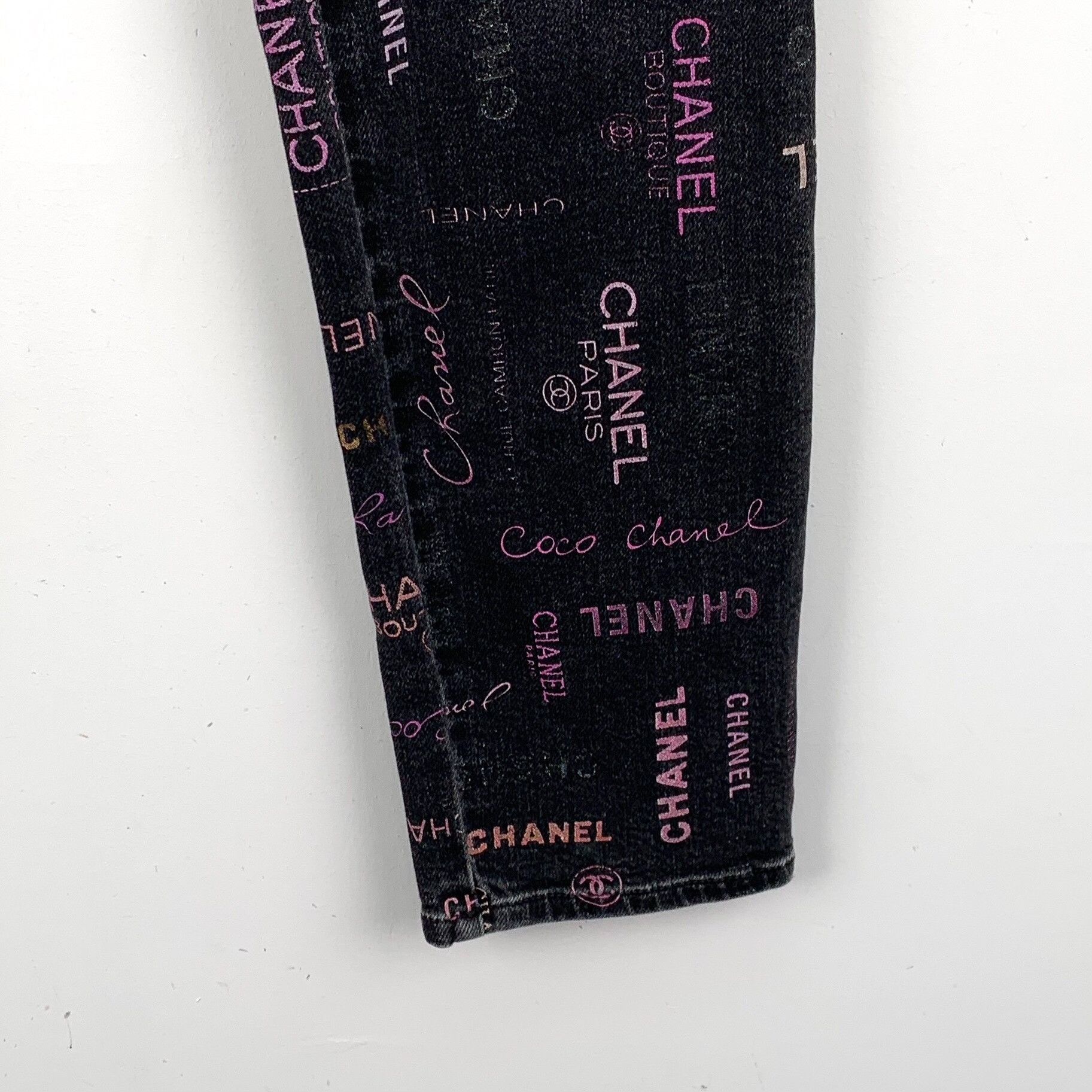 Chanel Chanel Logo Graffiti Print Denim Jeans 36 Size 26" / US 2 / IT 38 - 5 Thumbnail