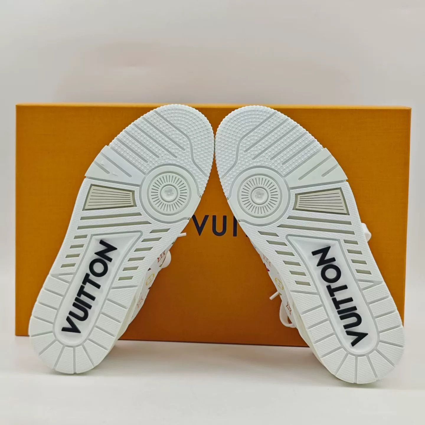 Louis Vuitton Louis Vuitton White Multicolor Trainer Sneakers Size US 5.5 / IT 35.5 - 6 Thumbnail