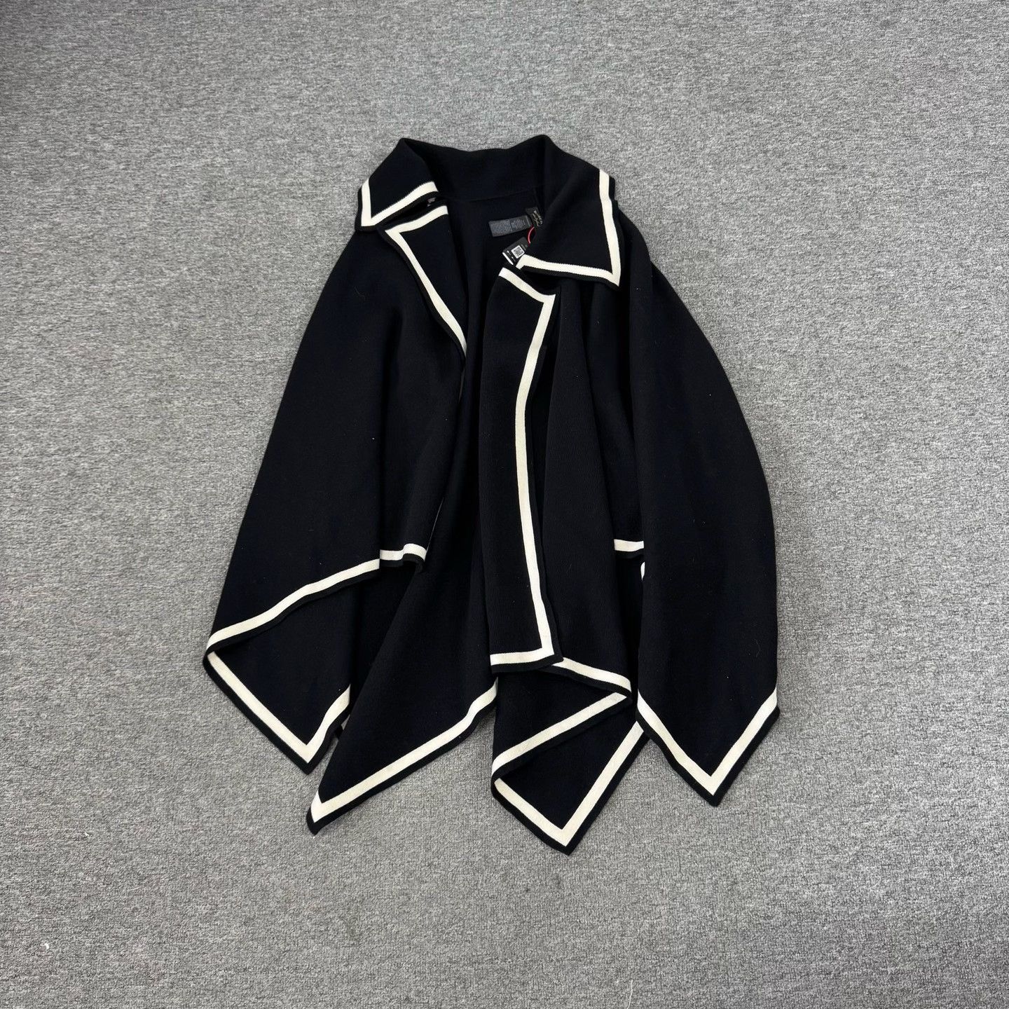 Burberry Burberry Contrast Trim Wool Cashmere Cape ONE SIZE Size US M / EU 48-50 / 2 - 2 Thumbnail