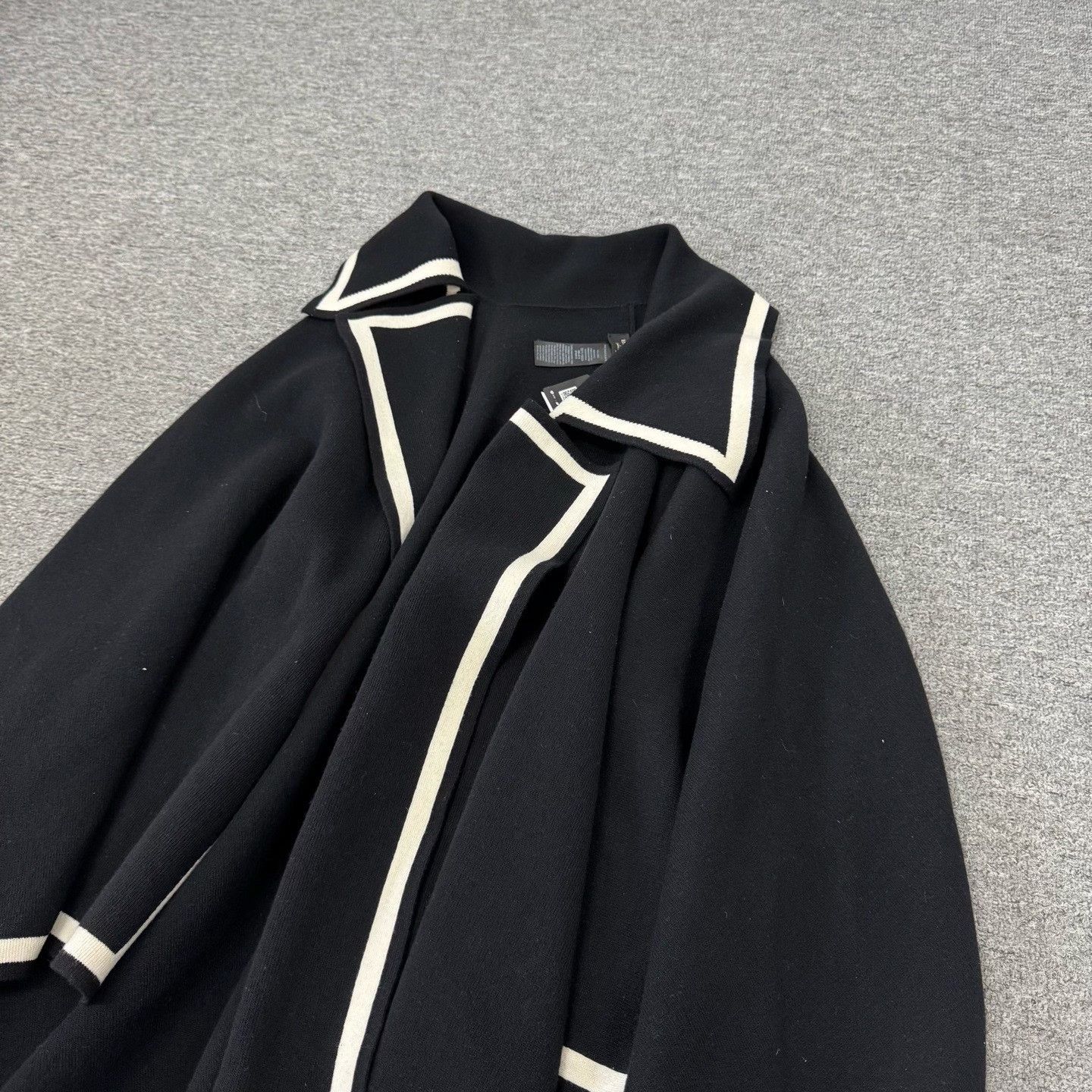 Burberry Burberry Contrast Trim Wool Cashmere Cape ONE SIZE Size US M / EU 48-50 / 2 - 4 Thumbnail