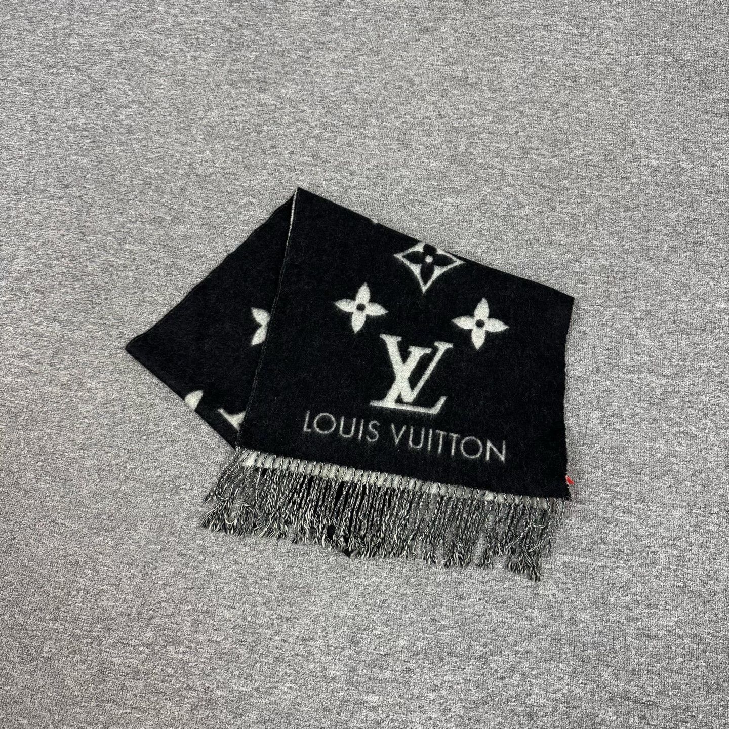 Louis Vuitton Louis Vuitton Monogram Cashmere Scarf ONE SIZE Size ONE SIZE - 2 Thumbnail