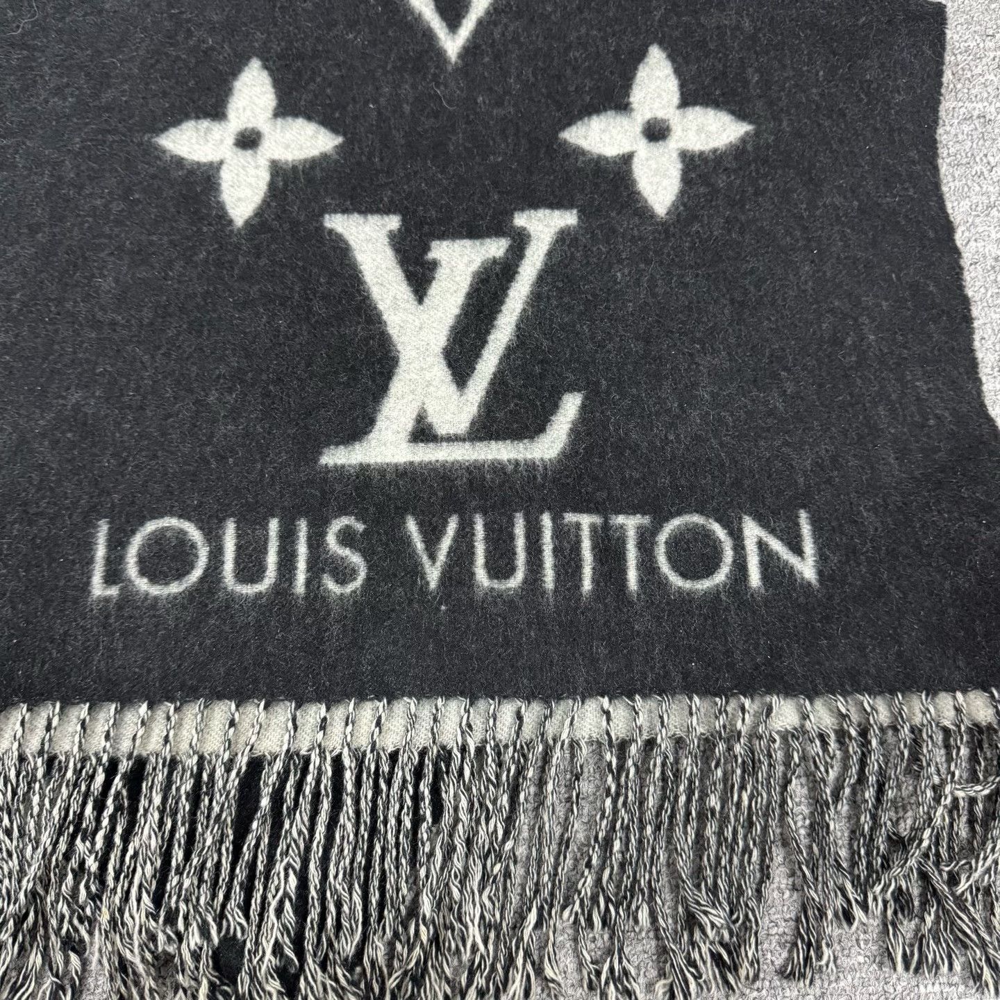 Louis Vuitton Louis Vuitton Monogram Cashmere Scarf ONE SIZE Size ONE SIZE - 3 Thumbnail