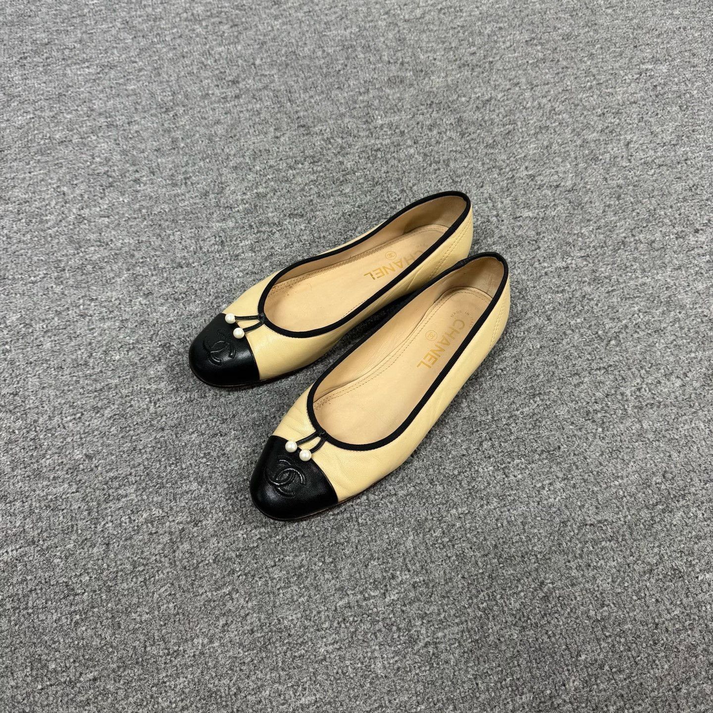 Chanel Chanel Two-Tone Leather CC Ballet Flats 37.5 Size US 7.5 / IT 37.5 - 2 Thumbnail