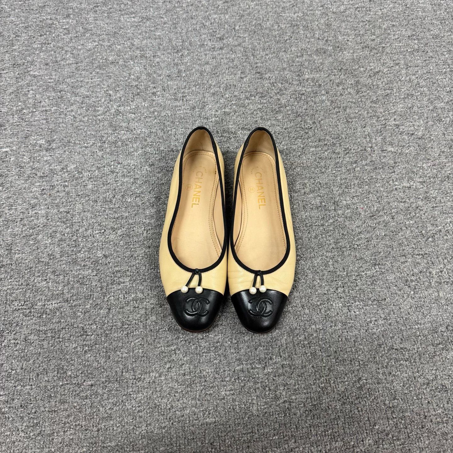 Chanel Chanel Two-Tone Leather CC Ballet Flats 37.5 Size US 7.5 / IT 37.5 - 4 Thumbnail